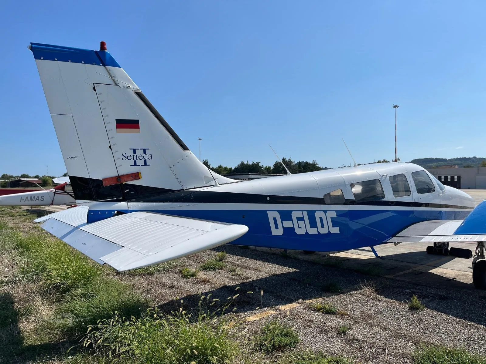 Exterior view of a 1978 PIPER SENECA II, D-GLOC.