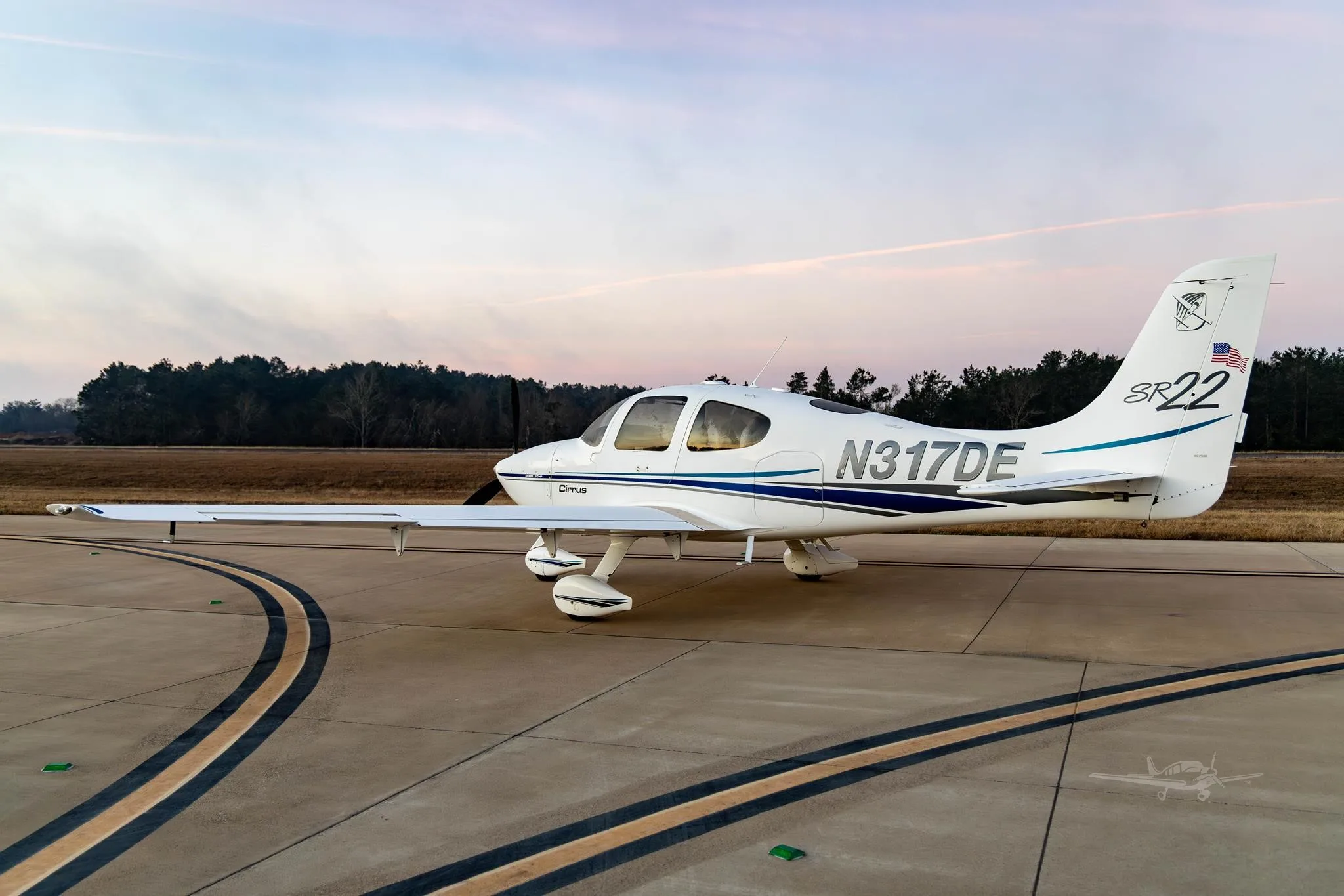 Exterior view of a 2001 CIRRUS SR22, N317DE.