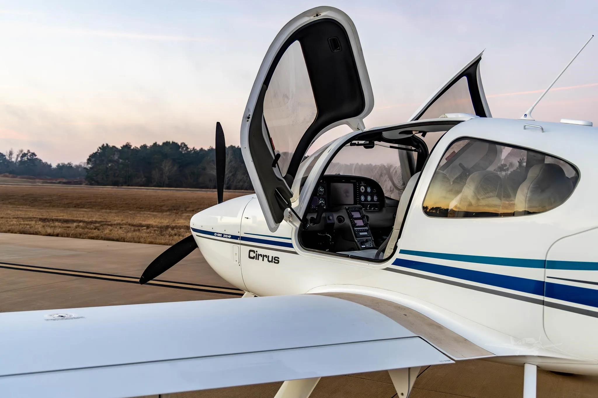 Exterior view of a 2001 CIRRUS SR22, N317DE.