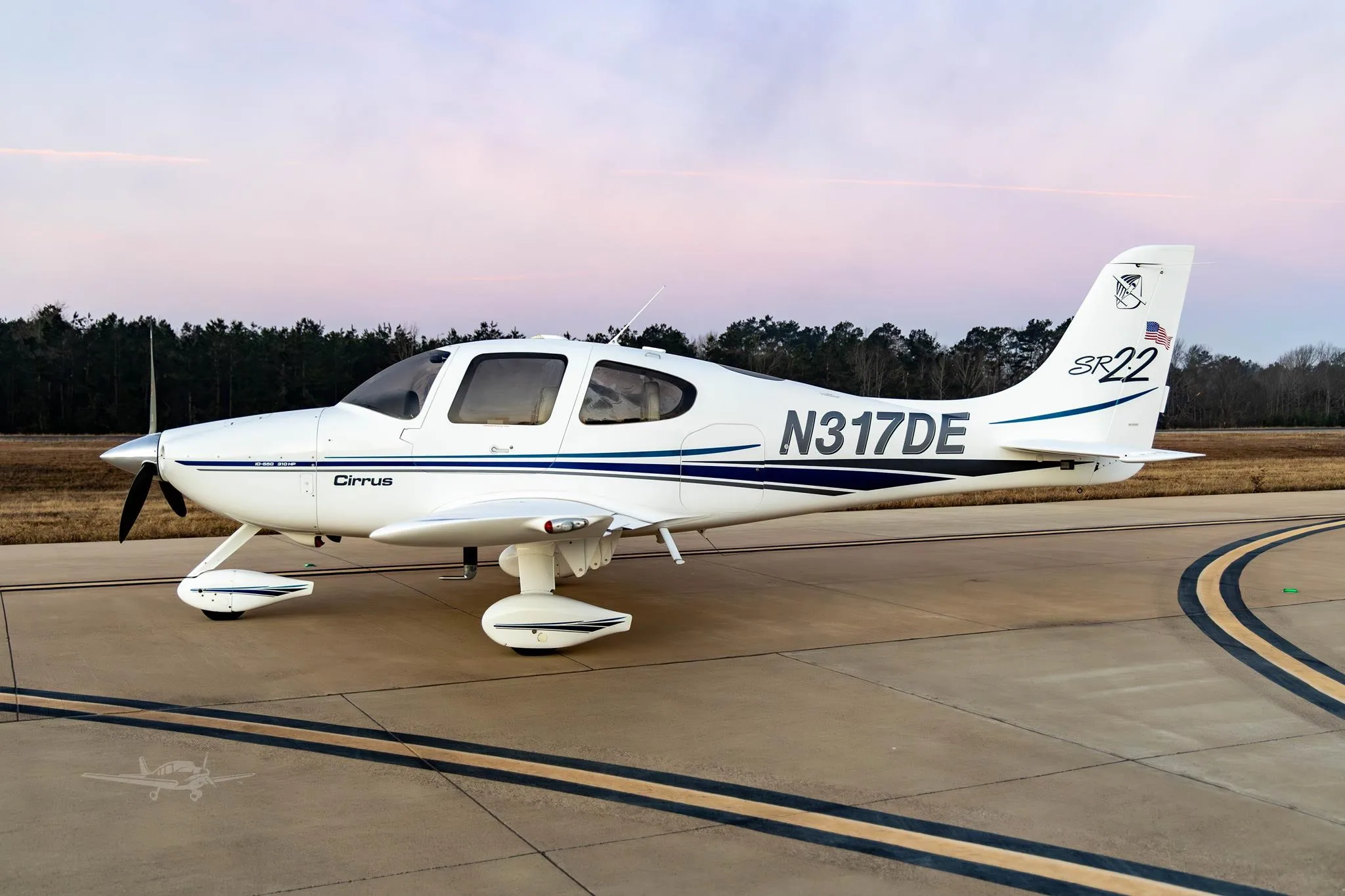 Exterior view of a 2001 CIRRUS SR22, N317DE.