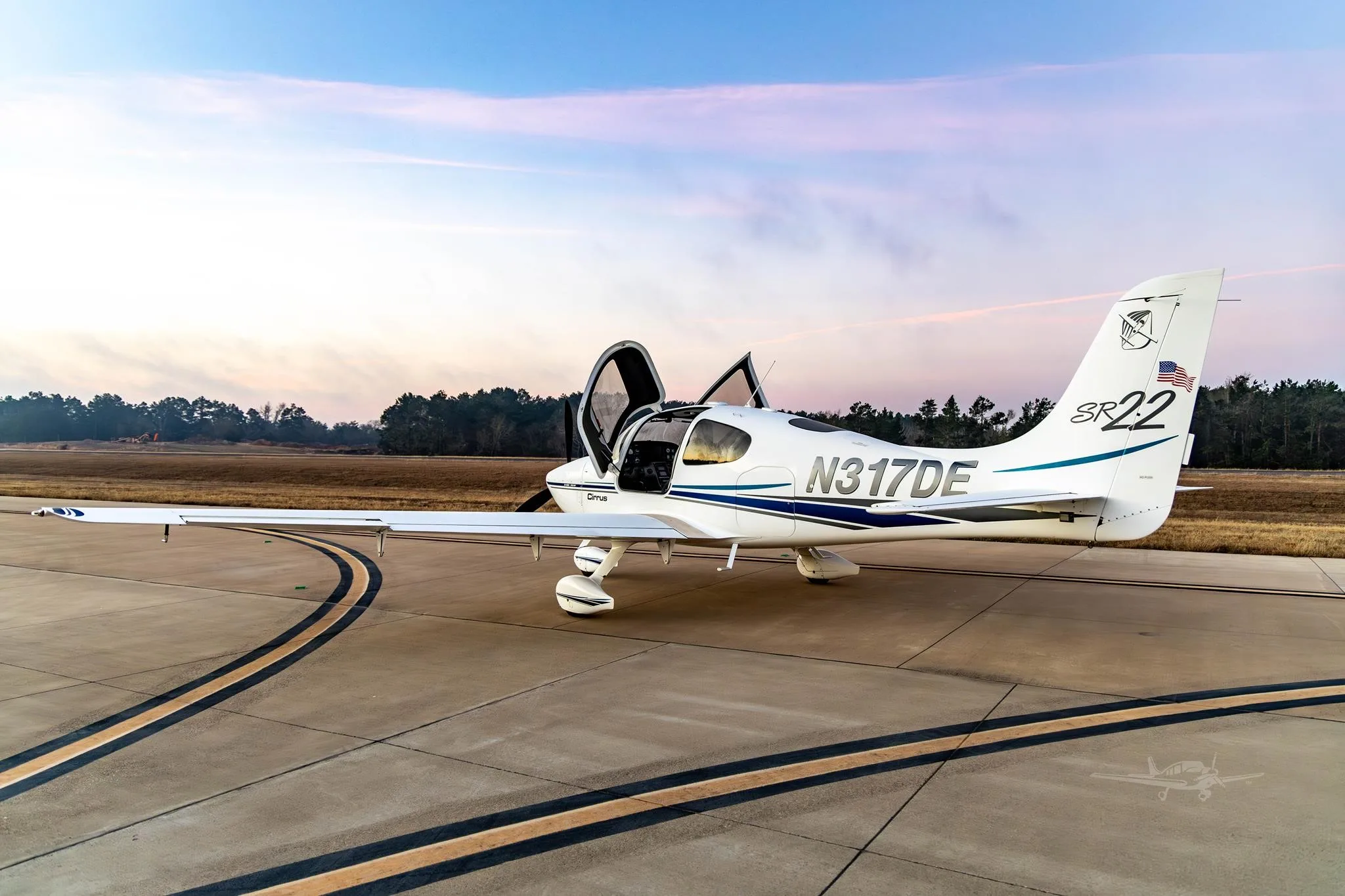 Exterior view of a 2001 CIRRUS SR22, N317DE.