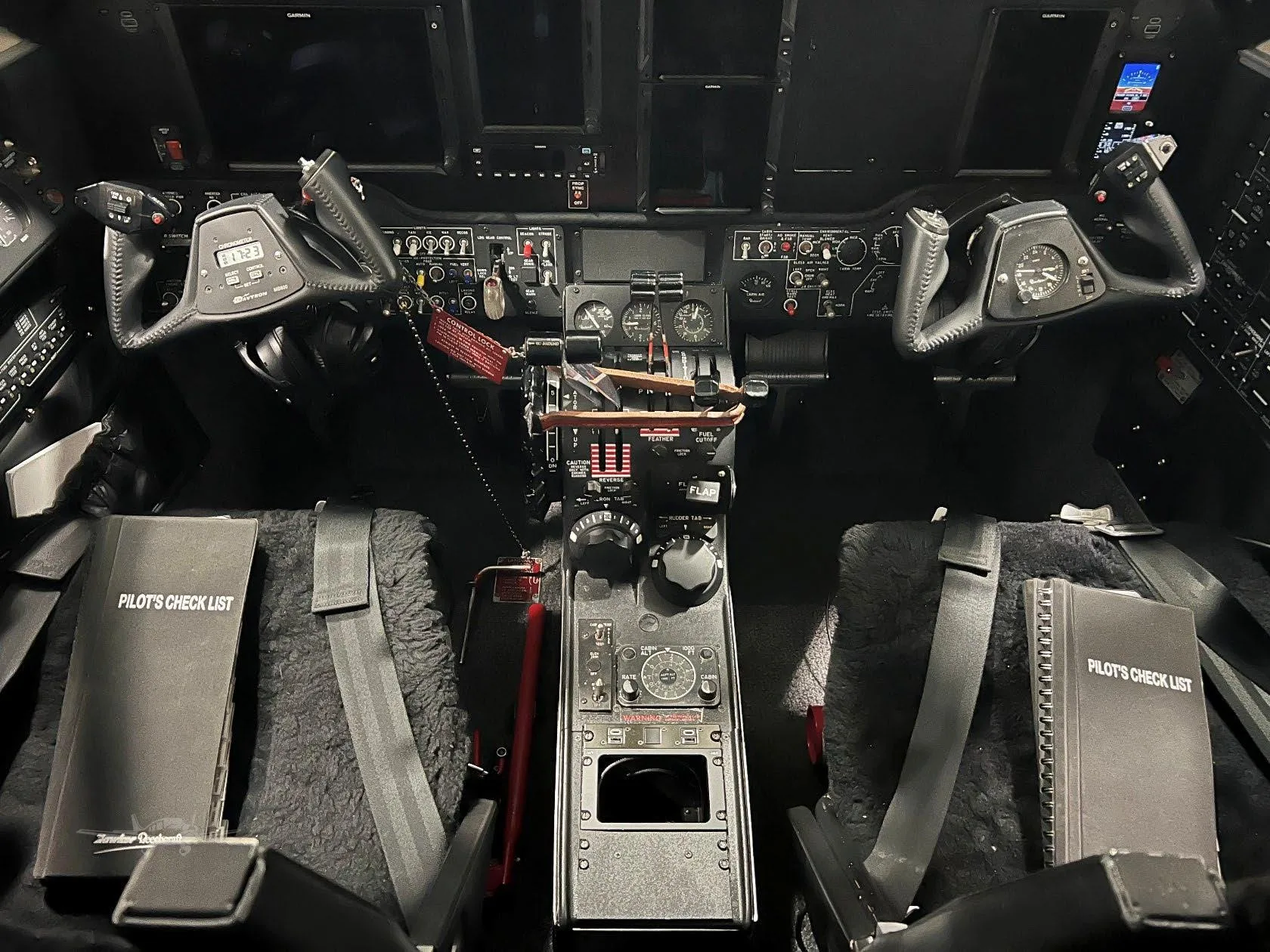 Cockpit and instrument panel of a 1983 BEECHCRAFT KING AIR F90-1.
