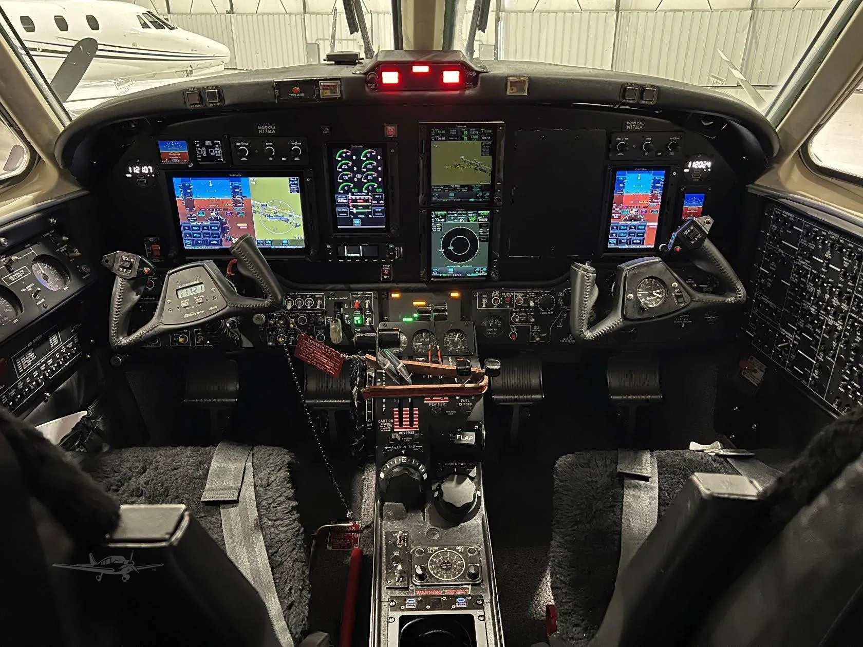 Cockpit and instrument panel of a 1983 BEECHCRAFT KING AIR F90-1.