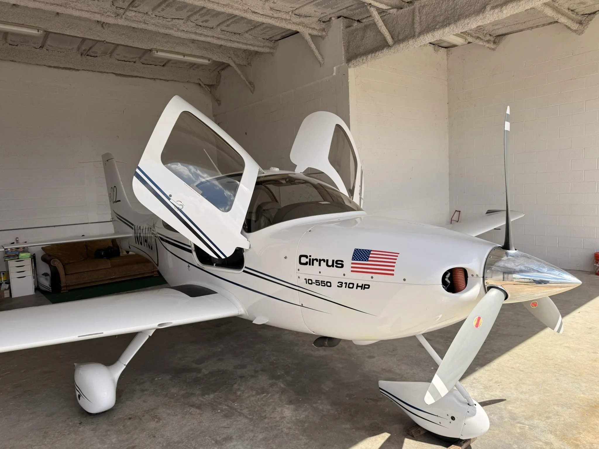 Exterior view of a 2002 CIRRUS SR22, N814CD.
