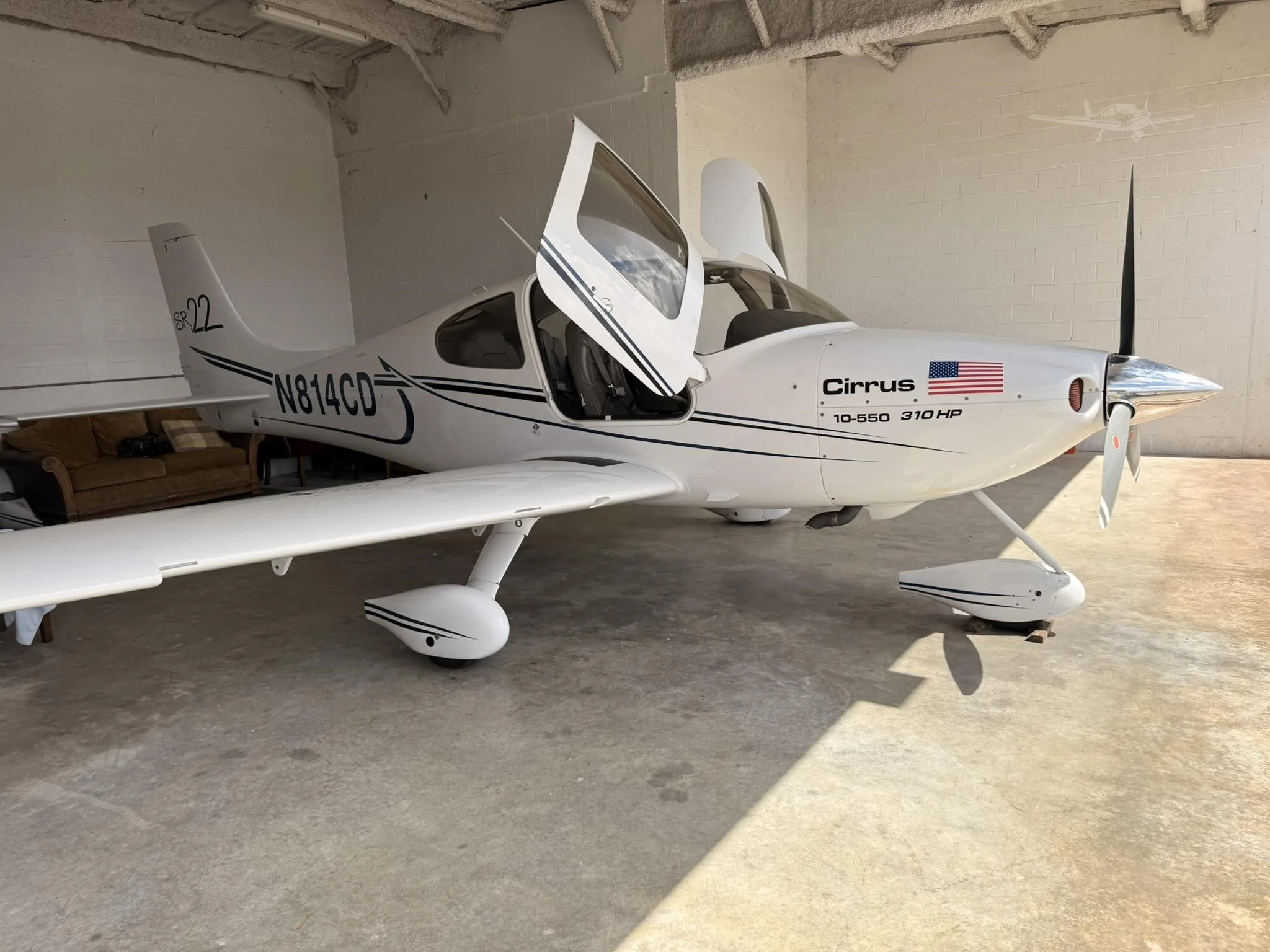 Exterior view of a 2002 CIRRUS SR22, N814CD.