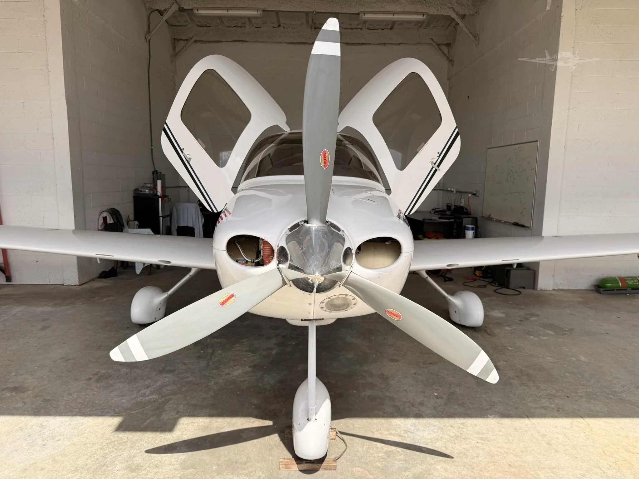 Exterior view of a 2002 CIRRUS SR22, N814CD.
