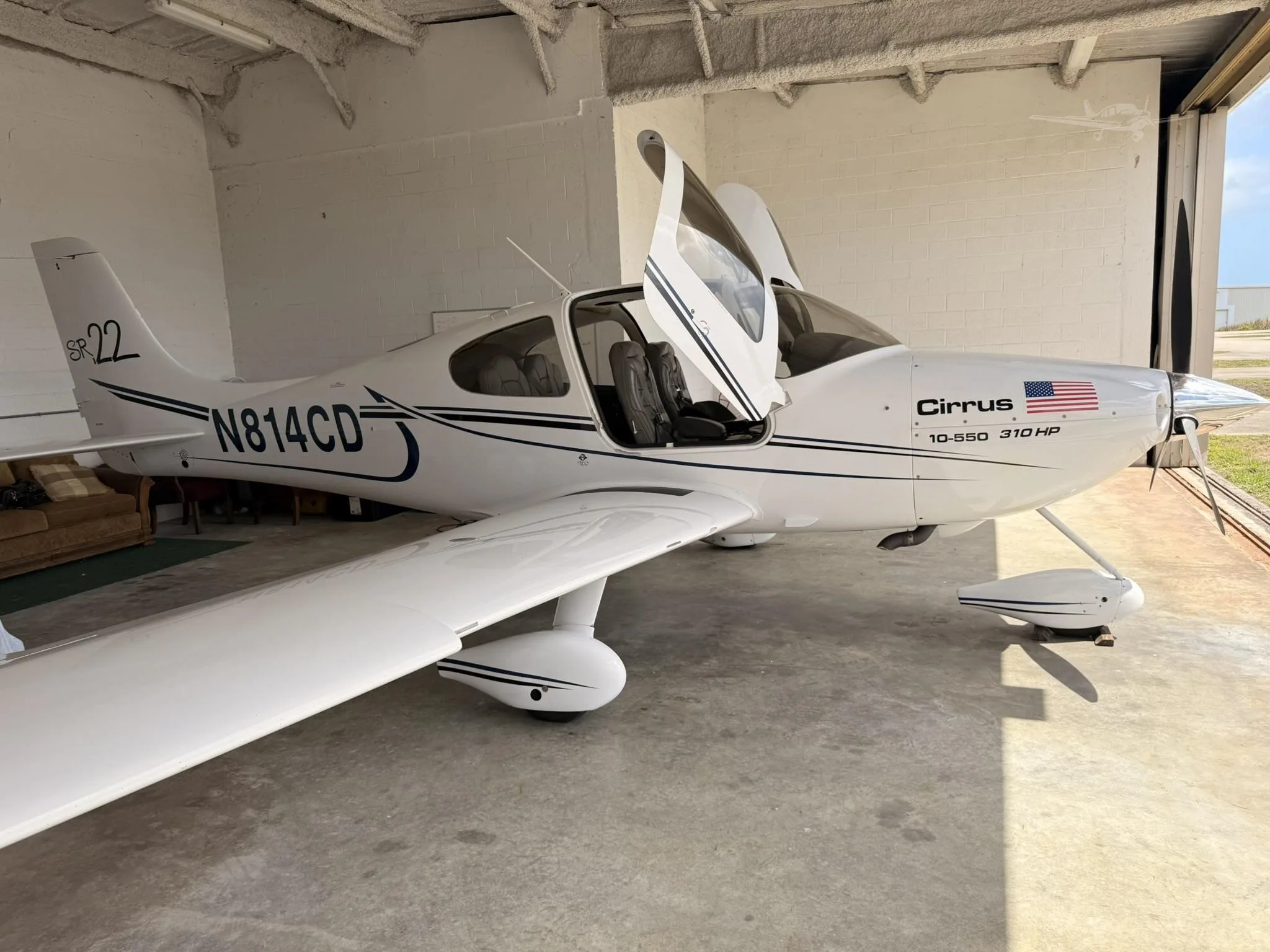 Exterior view of a 2002 CIRRUS SR22, N814CD.