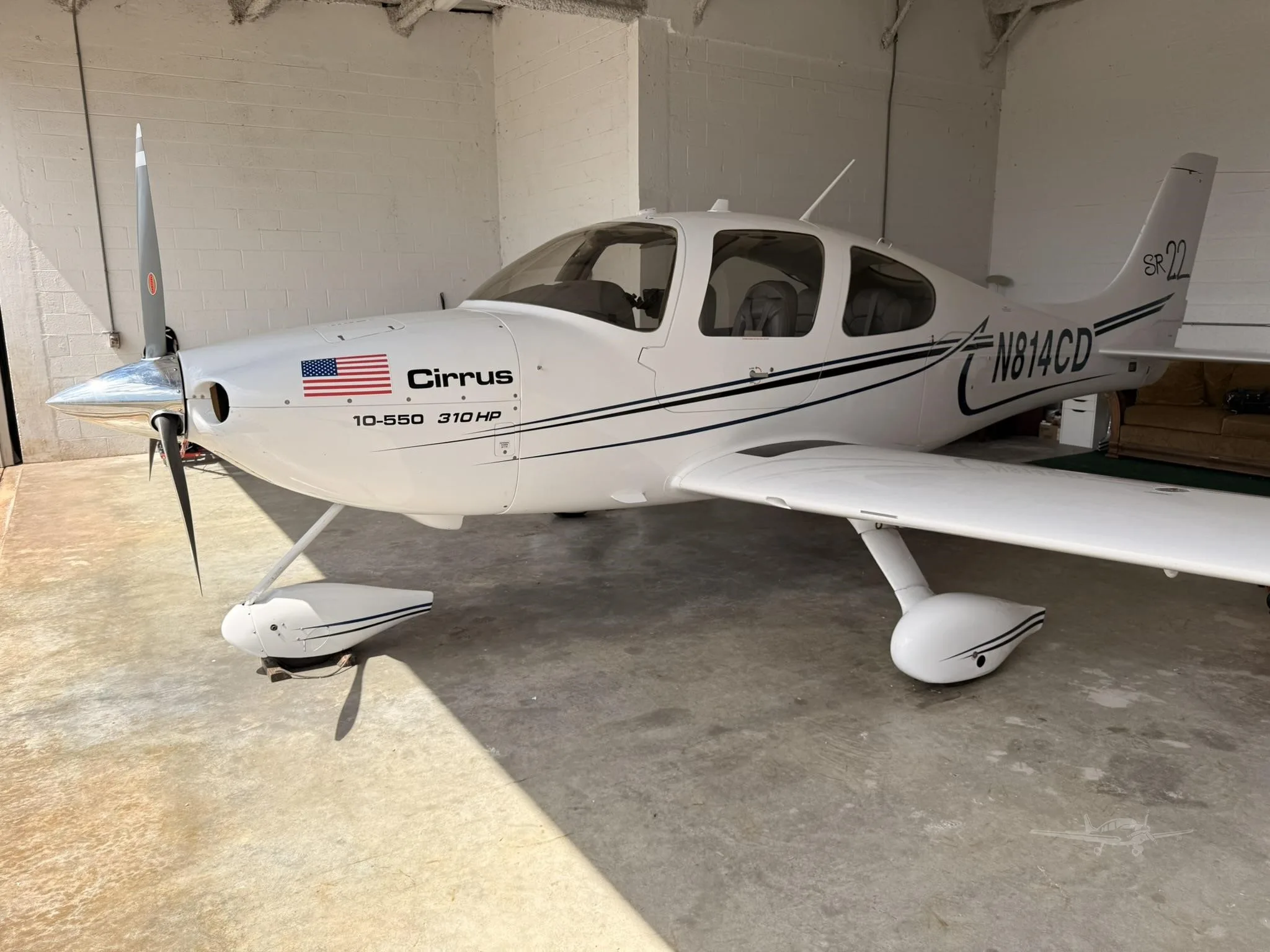 Exterior view of a 2002 CIRRUS SR22, N814CD.