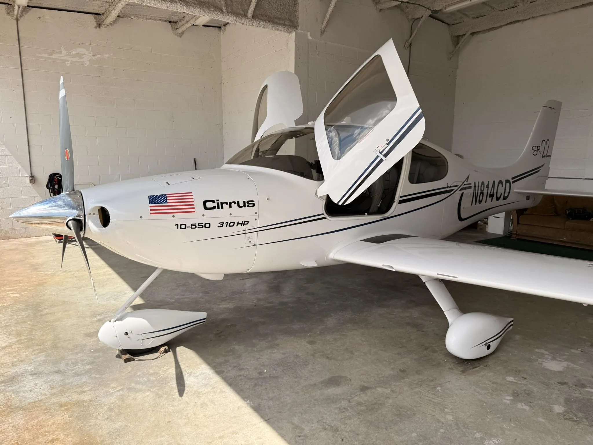 Exterior view of a 2002 CIRRUS SR22, N814CD.