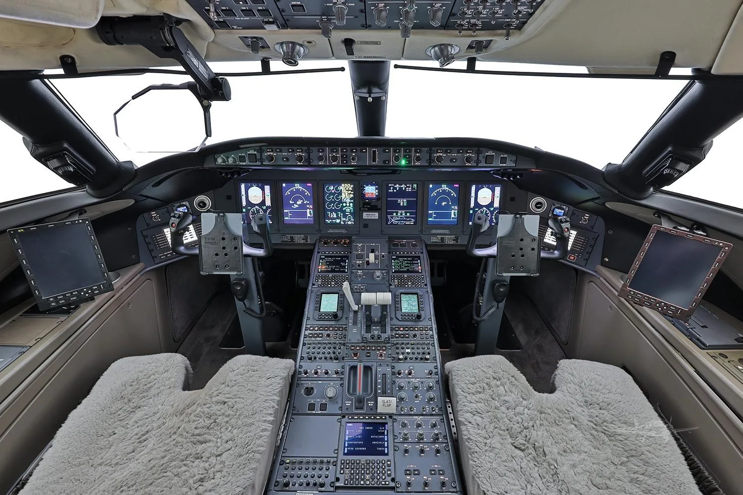 Cockpit and instrument panel of a 2007 BOMBARDIER GLOBAL 5000.