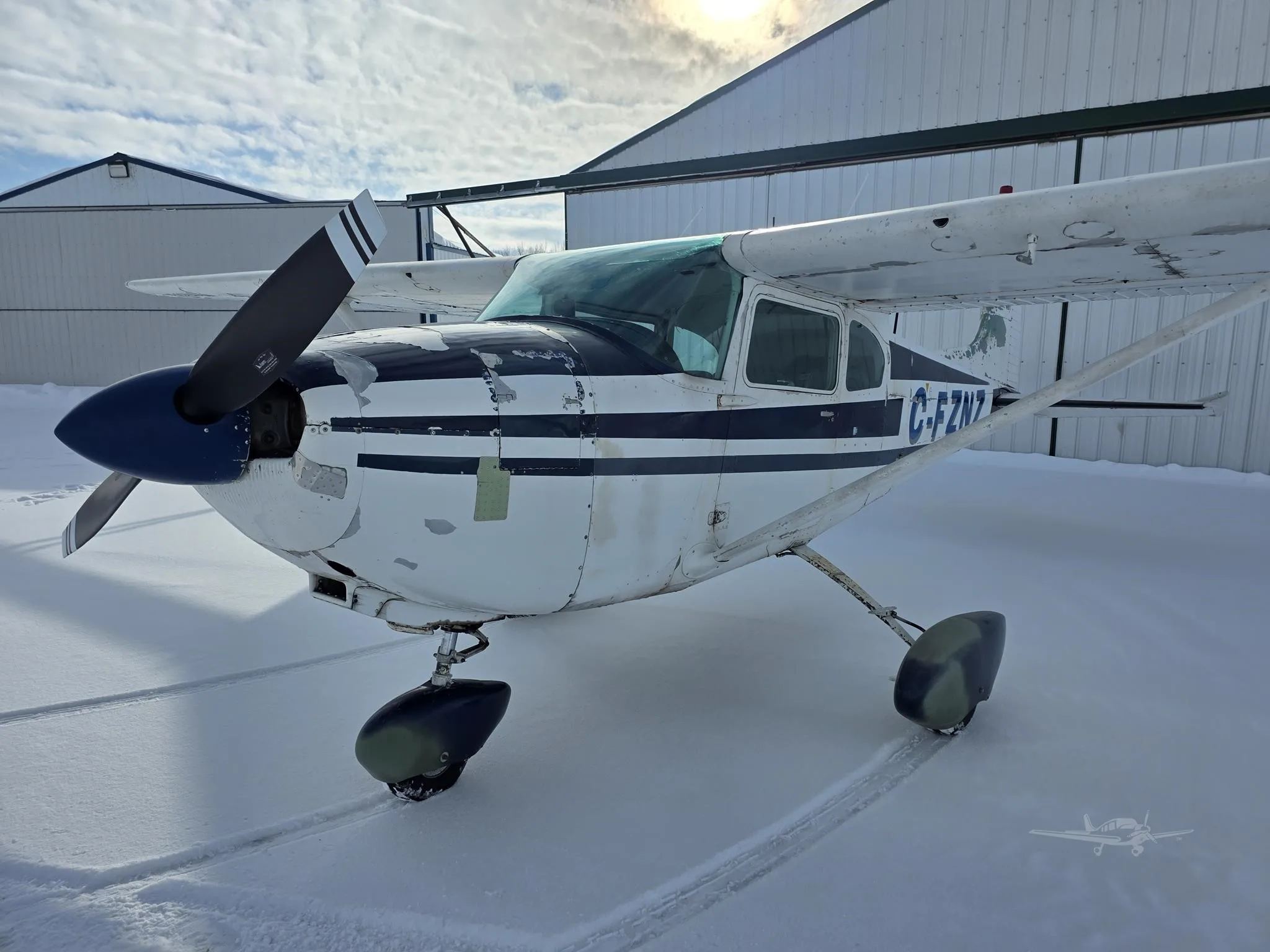 Exterior view of a 1959 CESSNA 182 SKYLANE, C-FZNZ.