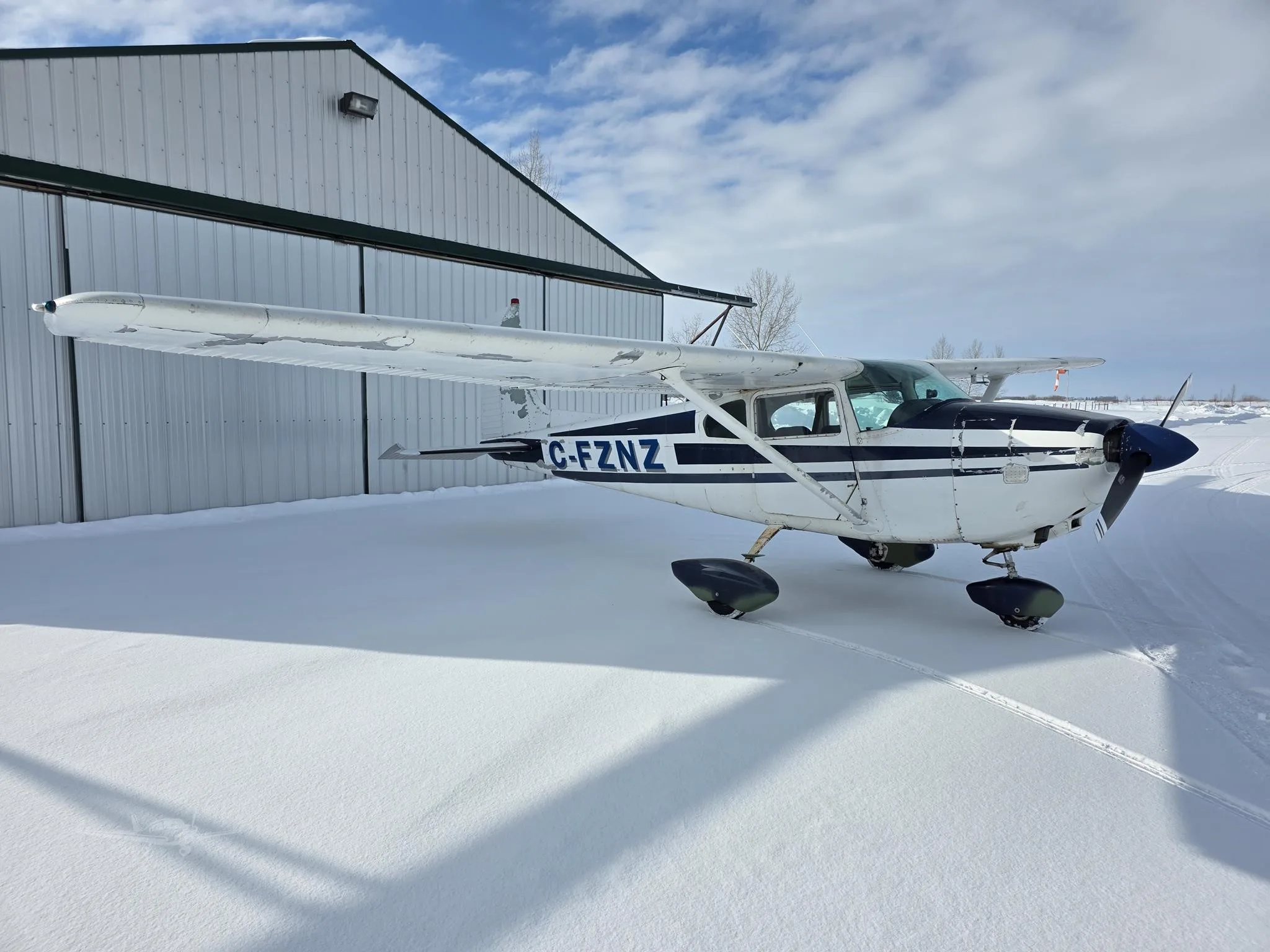 Exterior view of a 1959 CESSNA 182 SKYLANE, C-FZNZ.