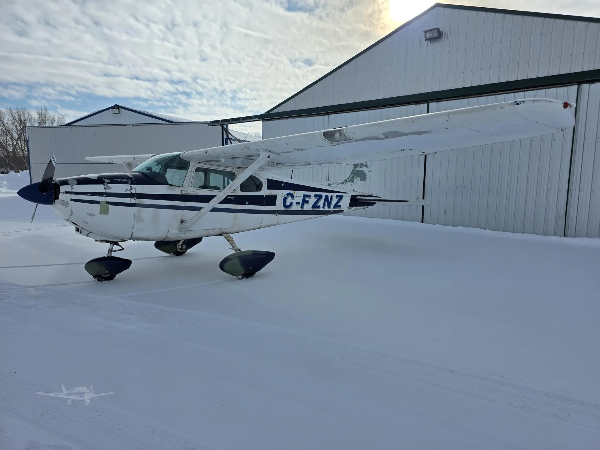 Exterior view of a 1959 CESSNA 182 SKYLANE, C-FZNZ.