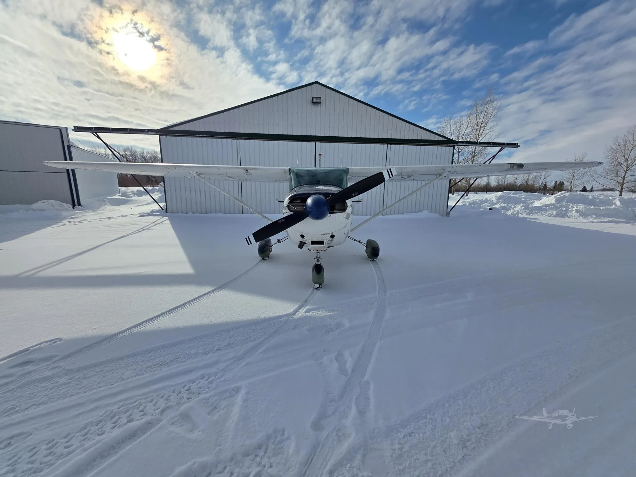 Exterior view of a 1959 CESSNA 182 SKYLANE, C-FZNZ.