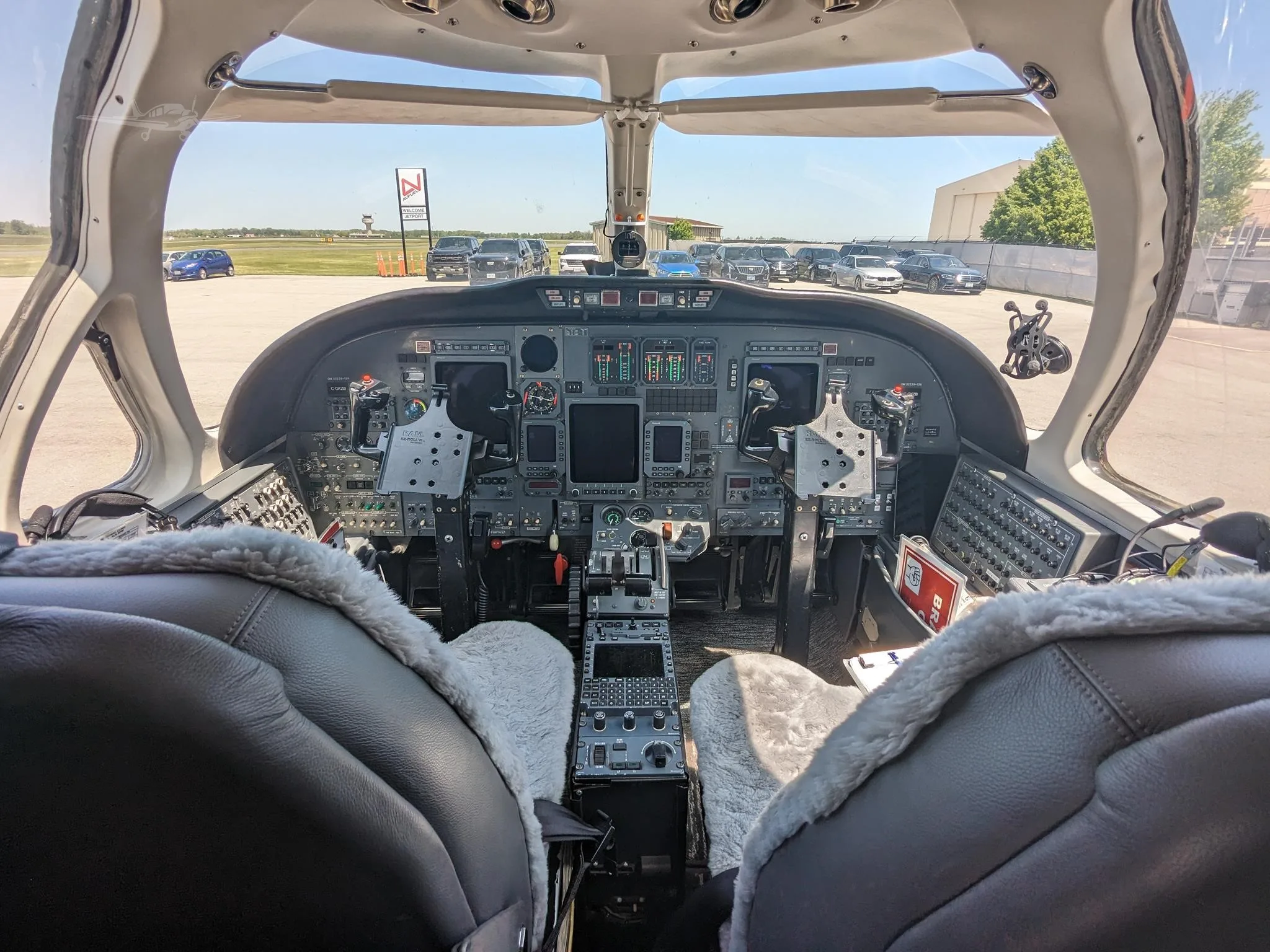 Cockpit and instrument panel of a 1998 CESSNA CITATION V ULTRA.