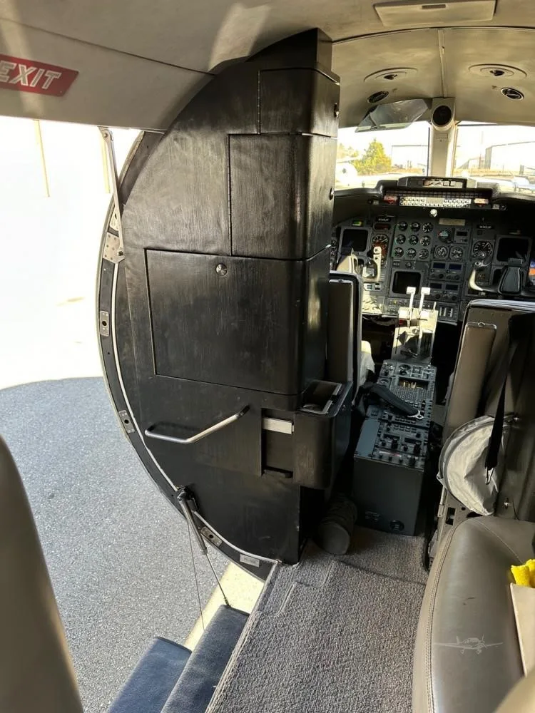 Cockpit and instrument panel of a 1994 LEARJET 31A.