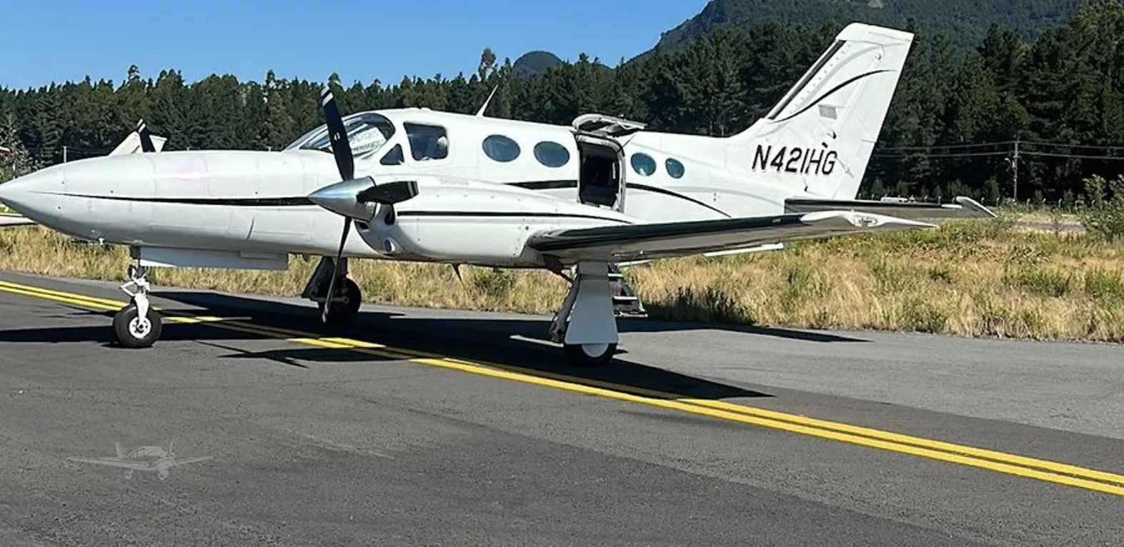 Exterior view of a 1980 CESSNA 421C, N421HG.