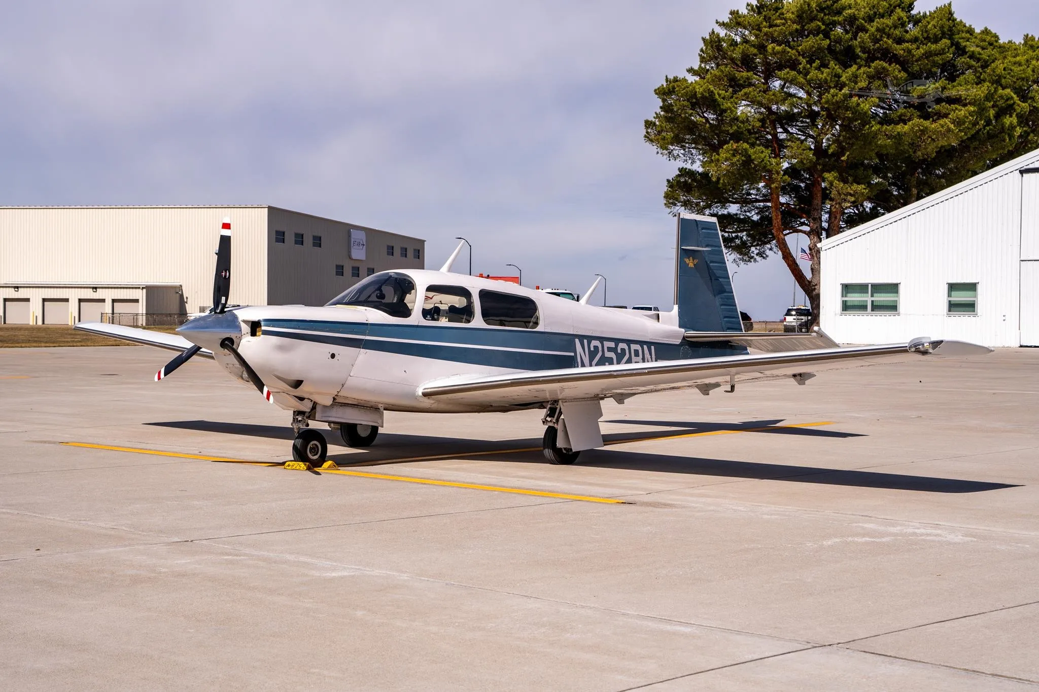 Exterior view of a 1987 MOONEY M20K 305 ROCKET, N252BN.