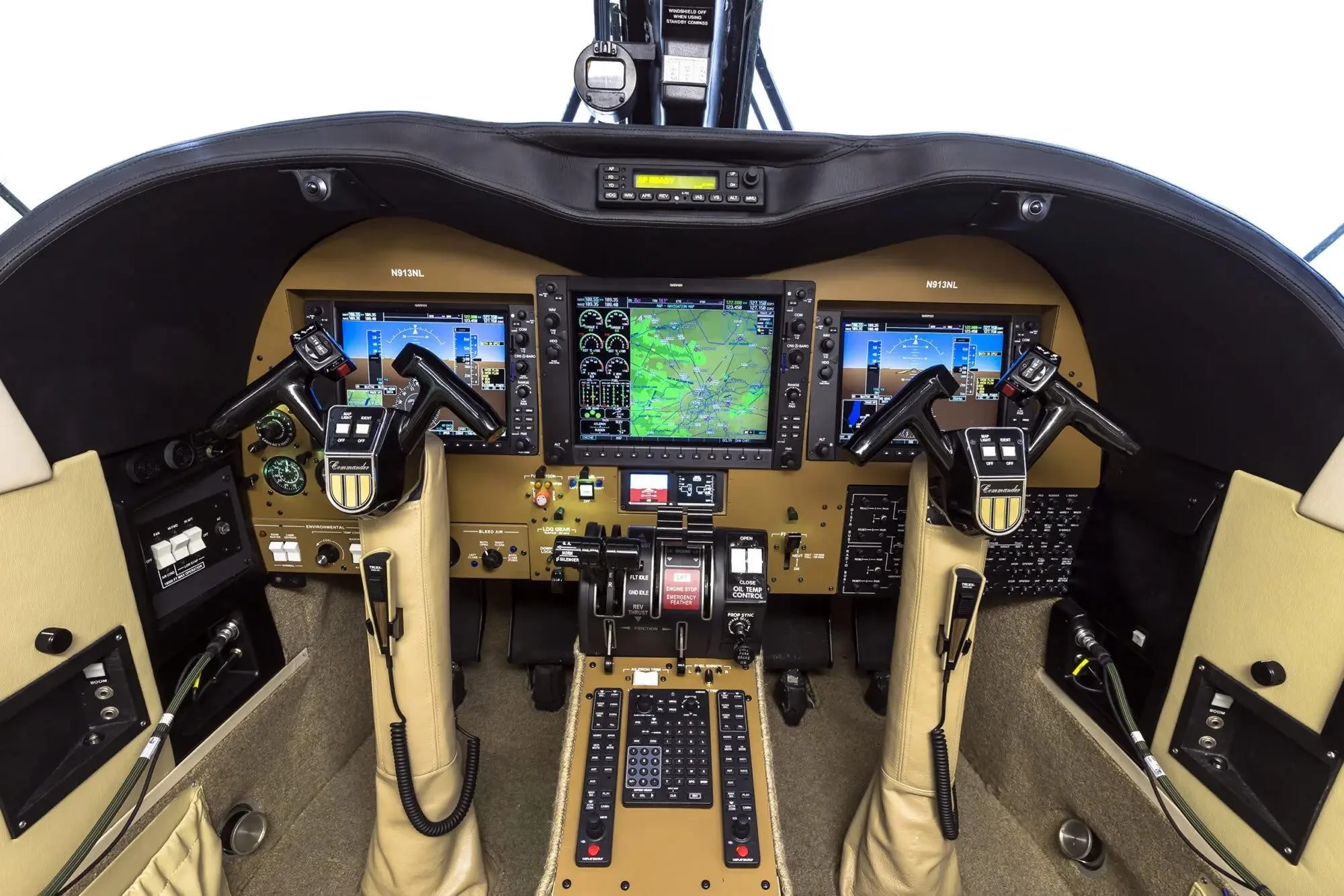 Cockpit and instrument panel of a COMMANDER 900.