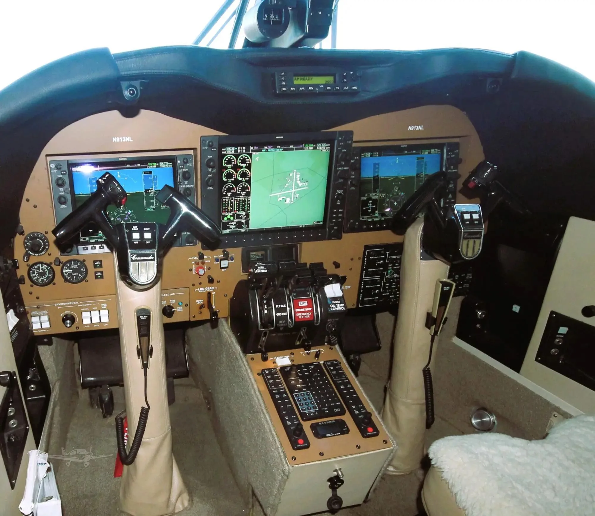 Cockpit and instrument panel of a COMMANDER 900.