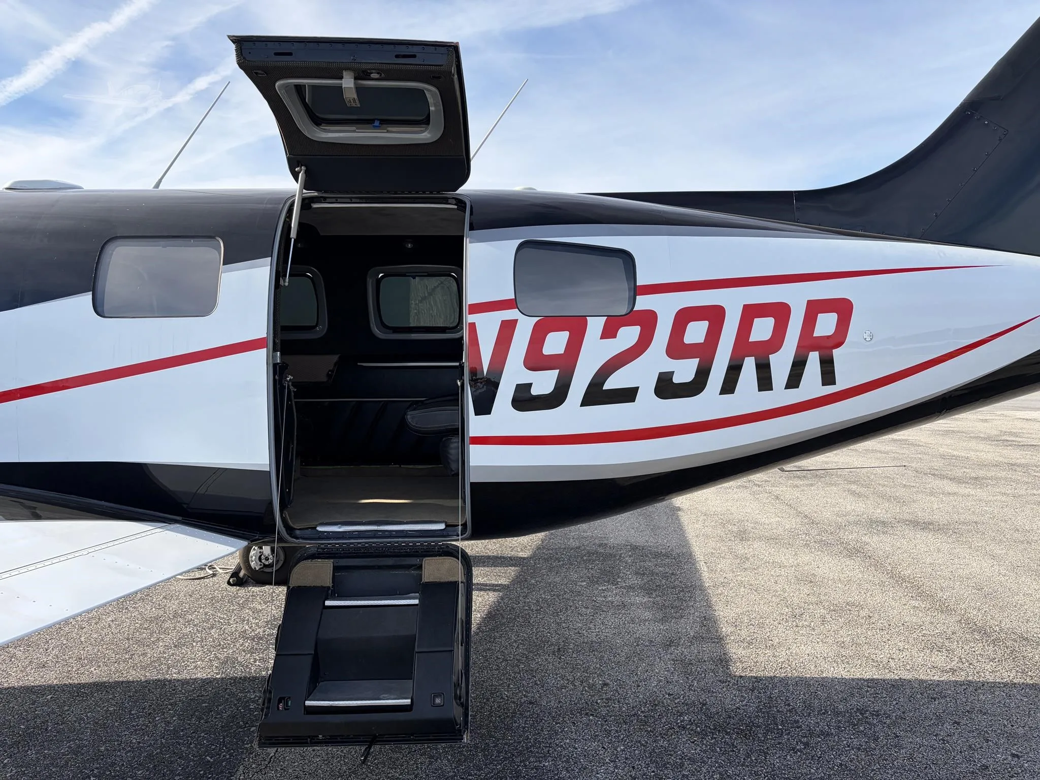 Exterior view of a 1997 PIPER MALIBU MIRAGE, N929RR.