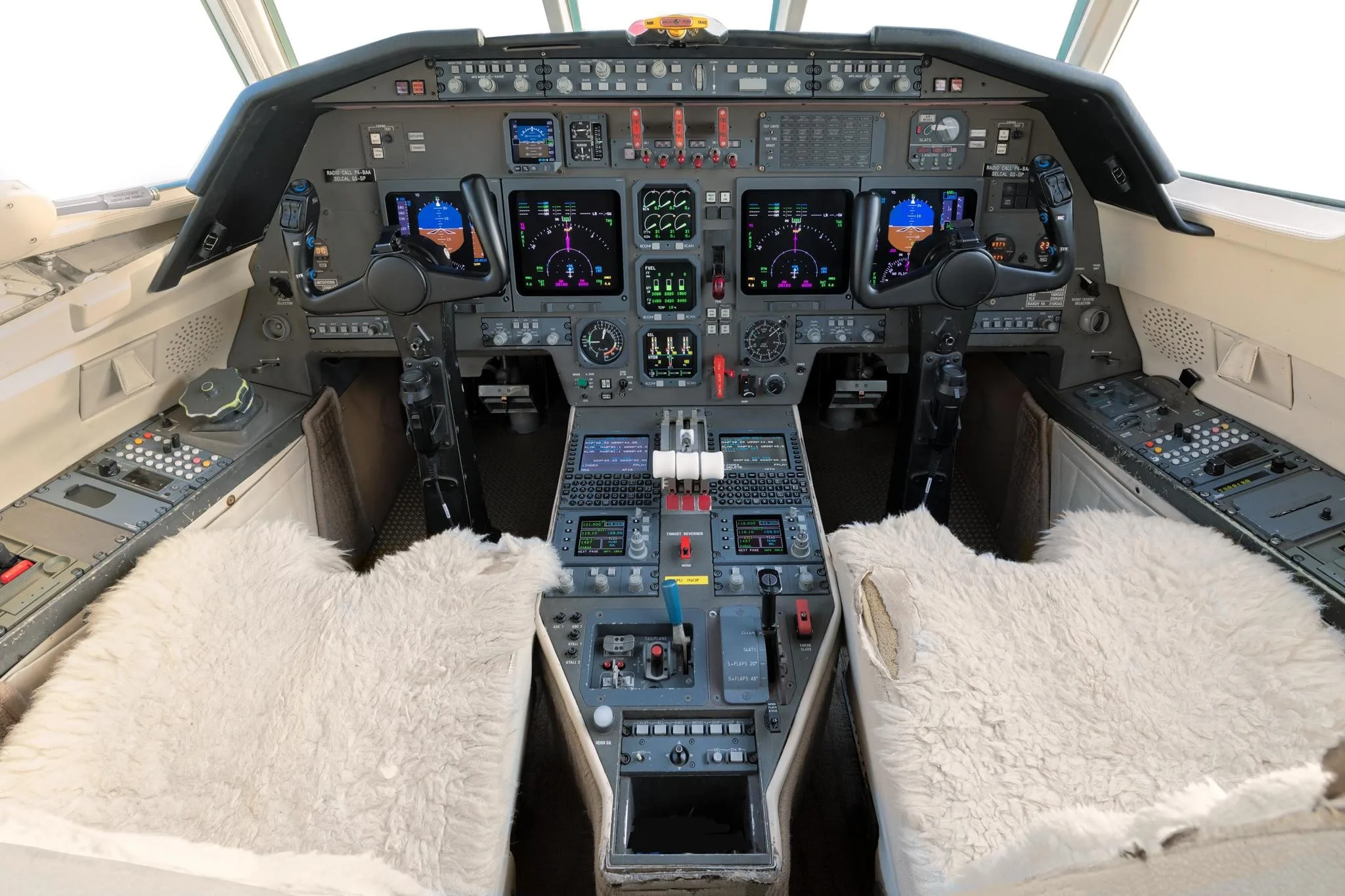 Cockpit and instrument panel of a 2002 DASSAULT FALCON 50EX.
