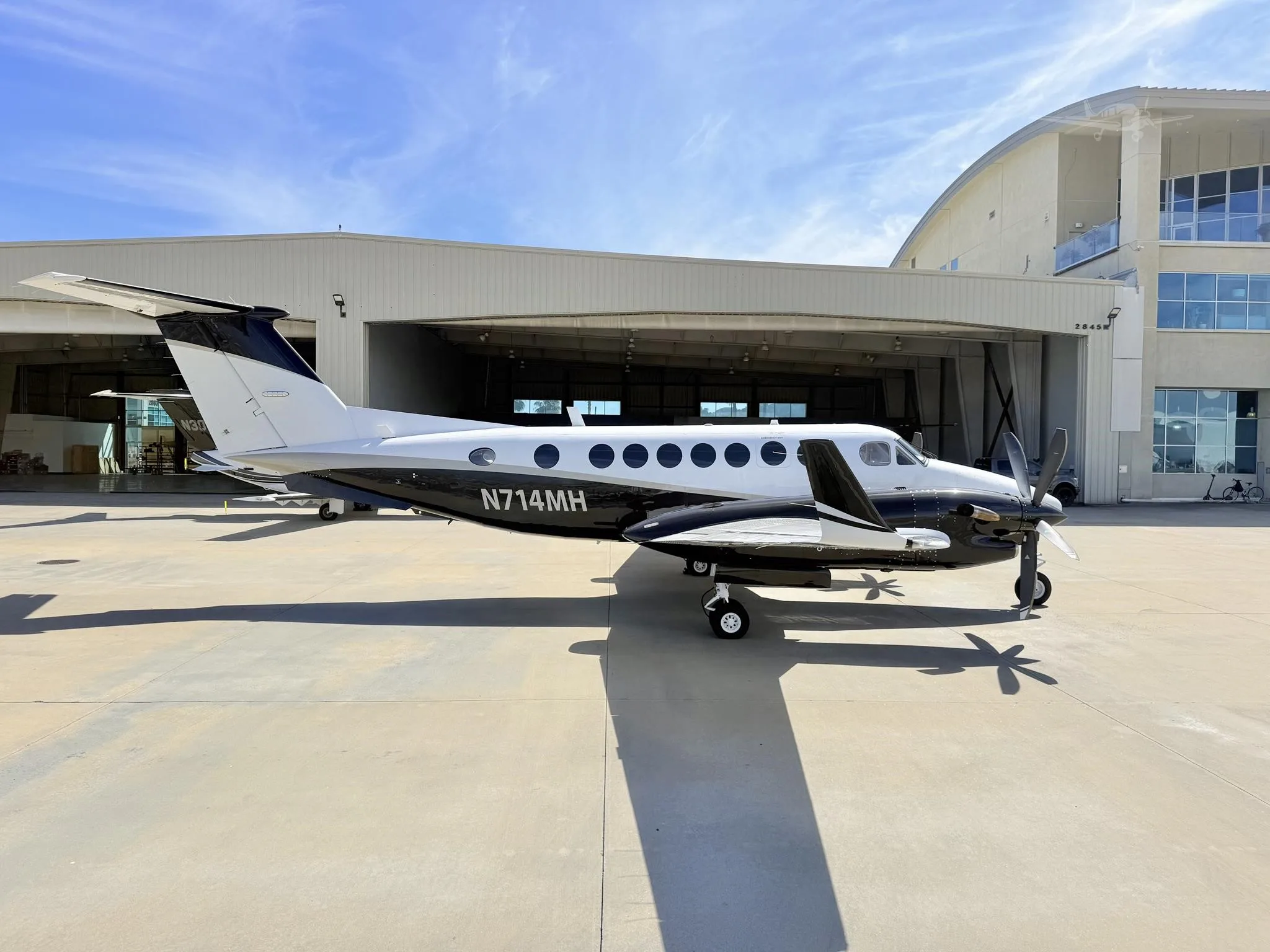 Exterior view of a 1991 BEECHCRAFT KING AIR 350, N714MH.