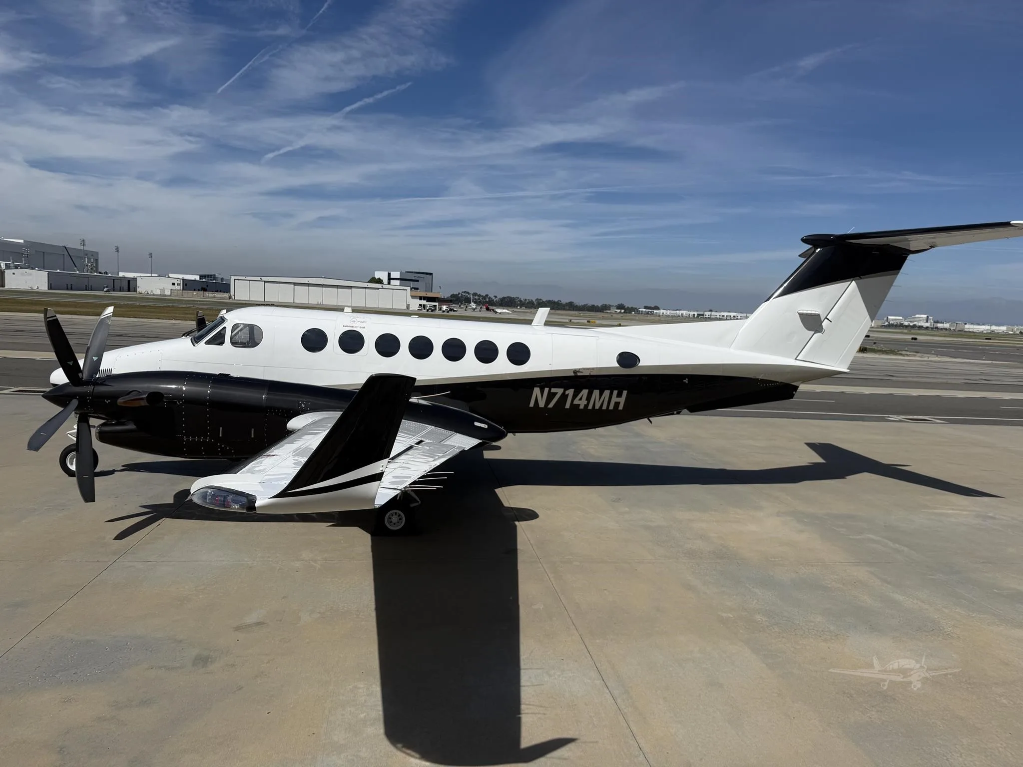 Exterior view of a 1991 BEECHCRAFT KING AIR 350, N714MH.
