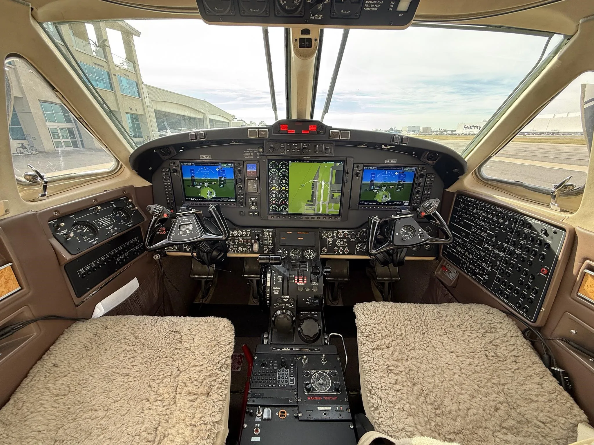 Cockpit and instrument panel of a 1991 BEECHCRAFT KING AIR 350.
