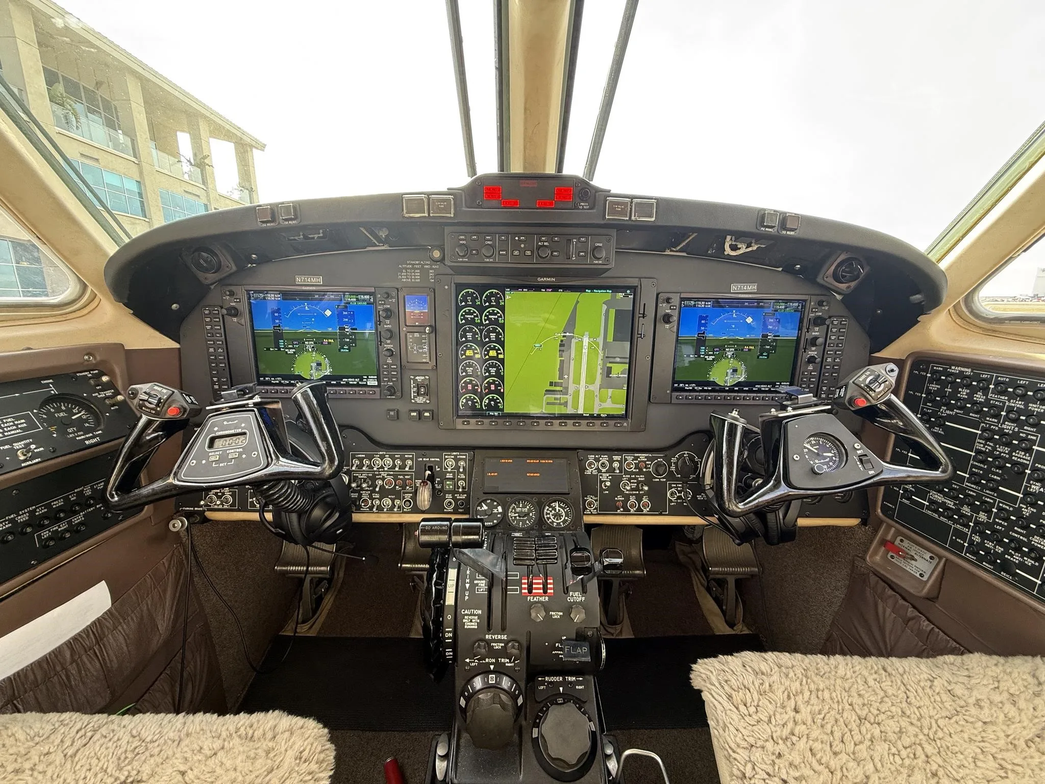 Cockpit and instrument panel of a 1991 BEECHCRAFT KING AIR 350.
