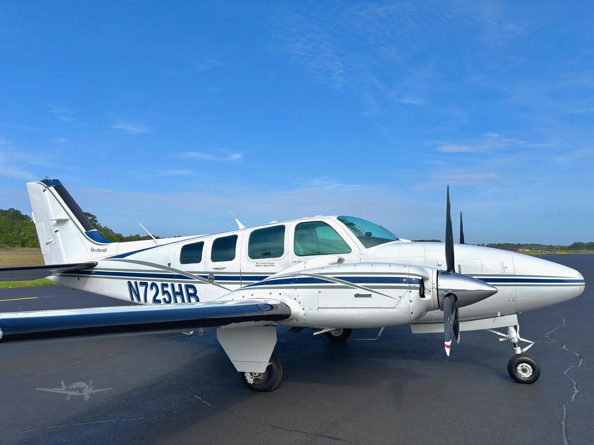 Exterior view of a 1996 BEECHCRAFT 58 BARON, N725HB.