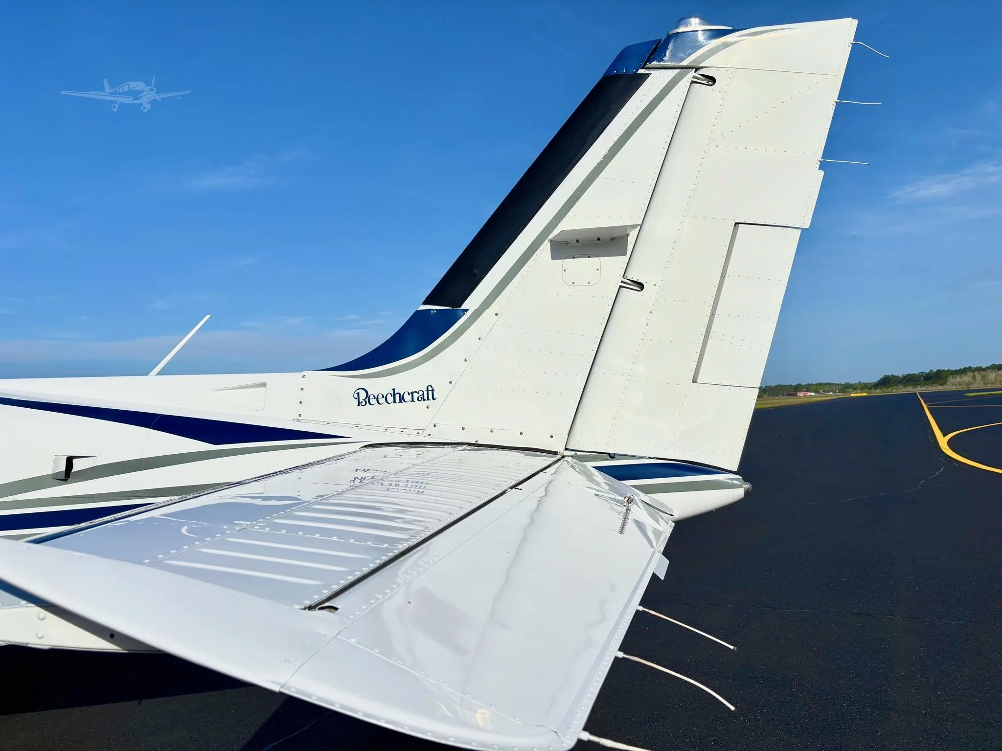 Exterior view of a 1996 BEECHCRAFT 58 BARON, N725HB.