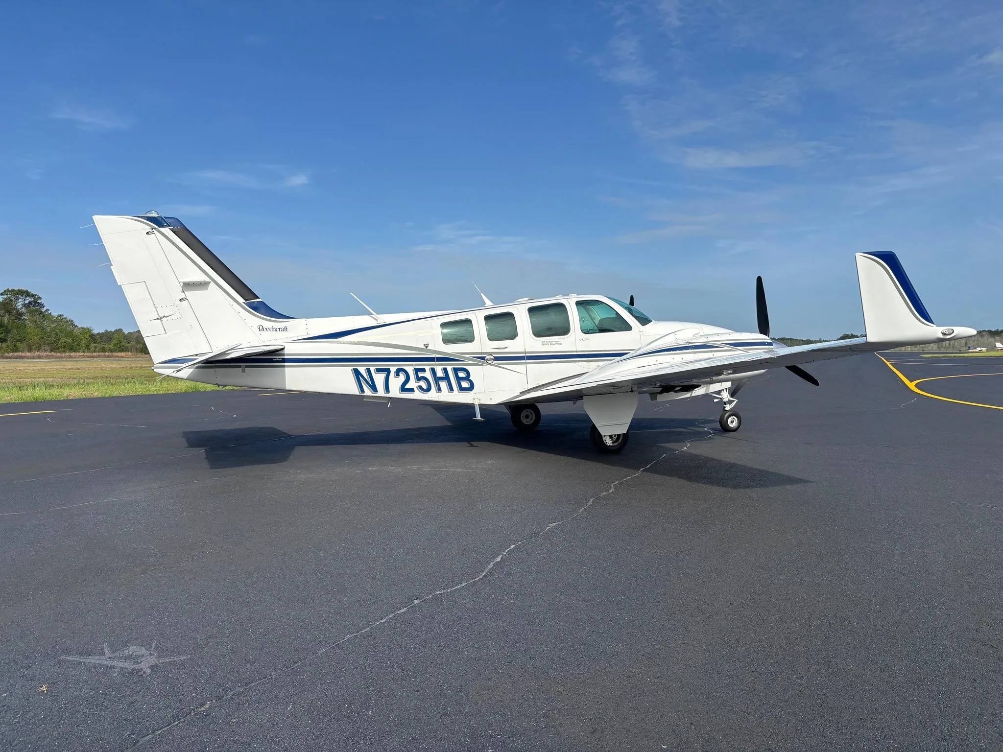 Exterior view of a 1996 BEECHCRAFT 58 BARON, N725HB.
