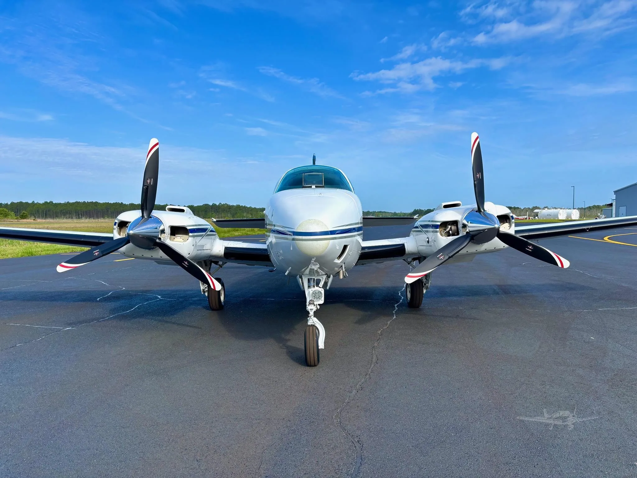 Exterior view of a 1996 BEECHCRAFT 58 BARON, N725HB.