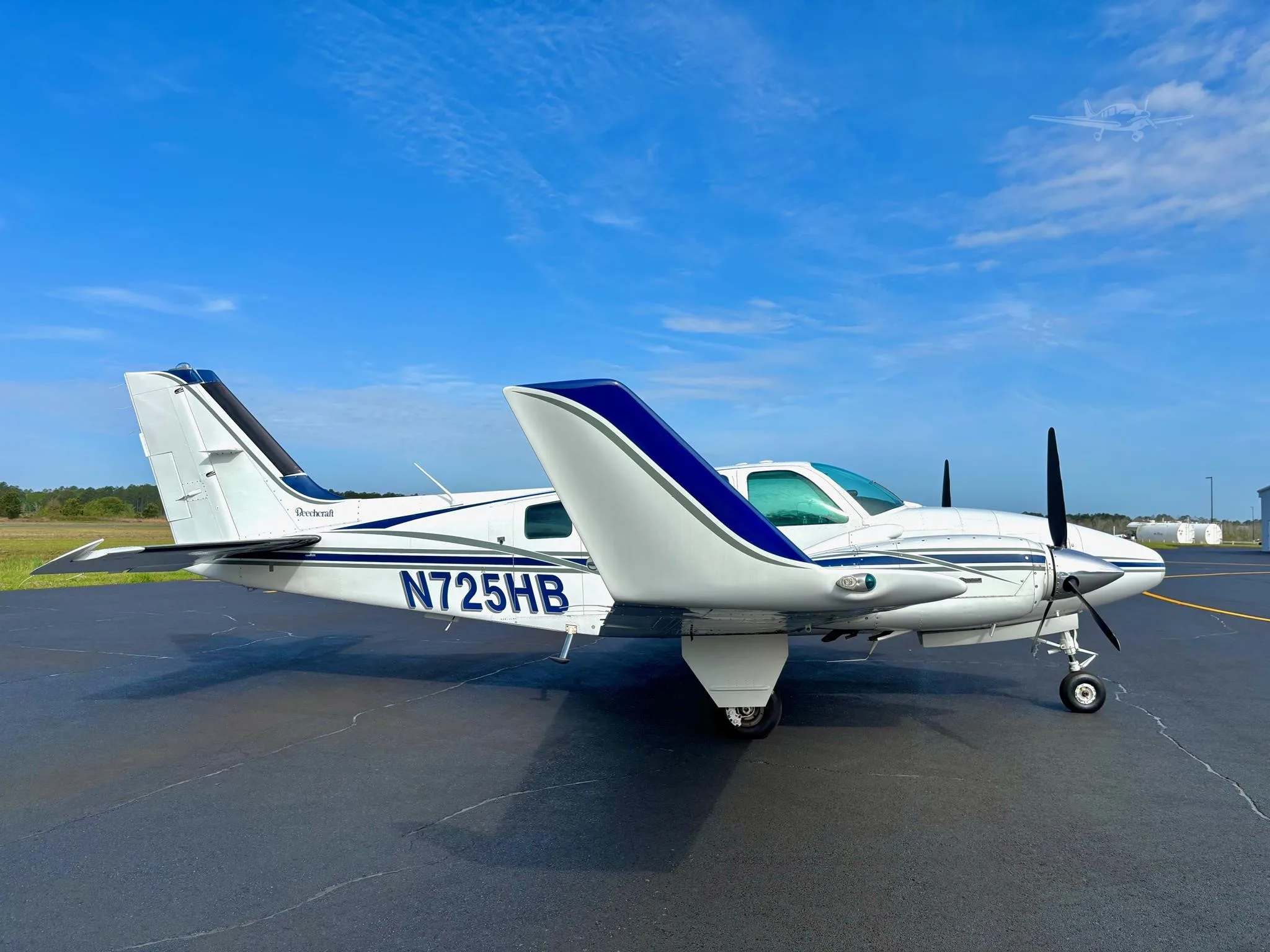 Exterior view of a 1996 BEECHCRAFT 58 BARON, N725HB.
