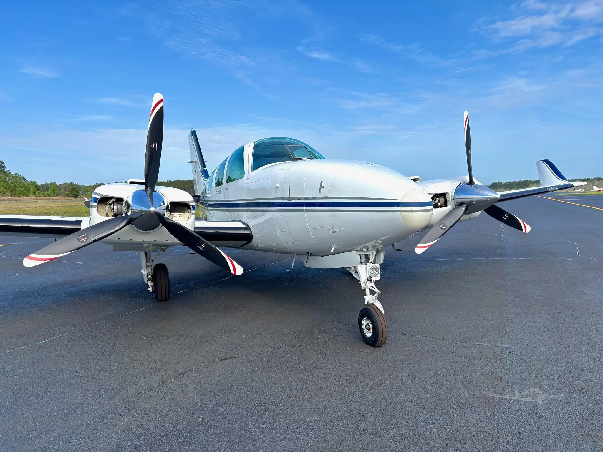 Exterior view of a 1996 BEECHCRAFT 58 BARON, N725HB.