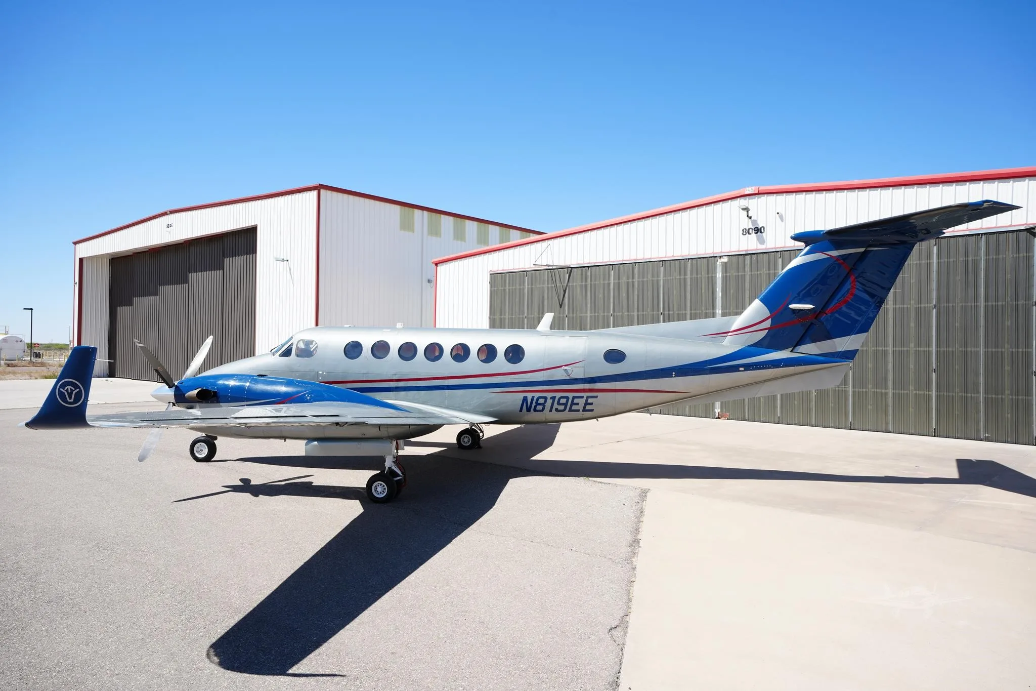 Exterior view of a 1998 BEECHCRAFT KING AIR 350, N819EE.