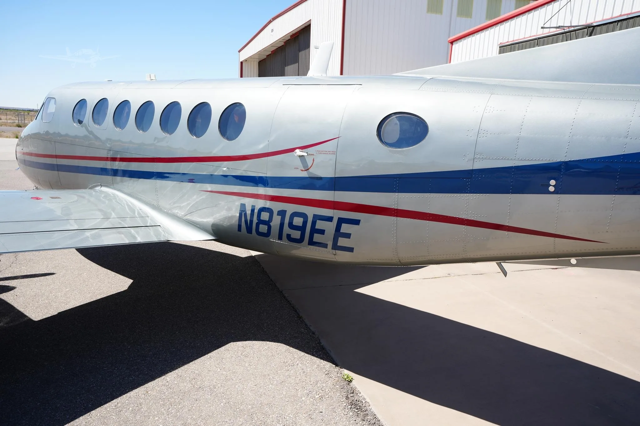 Exterior view of a 1998 BEECHCRAFT KING AIR 350, N819EE.