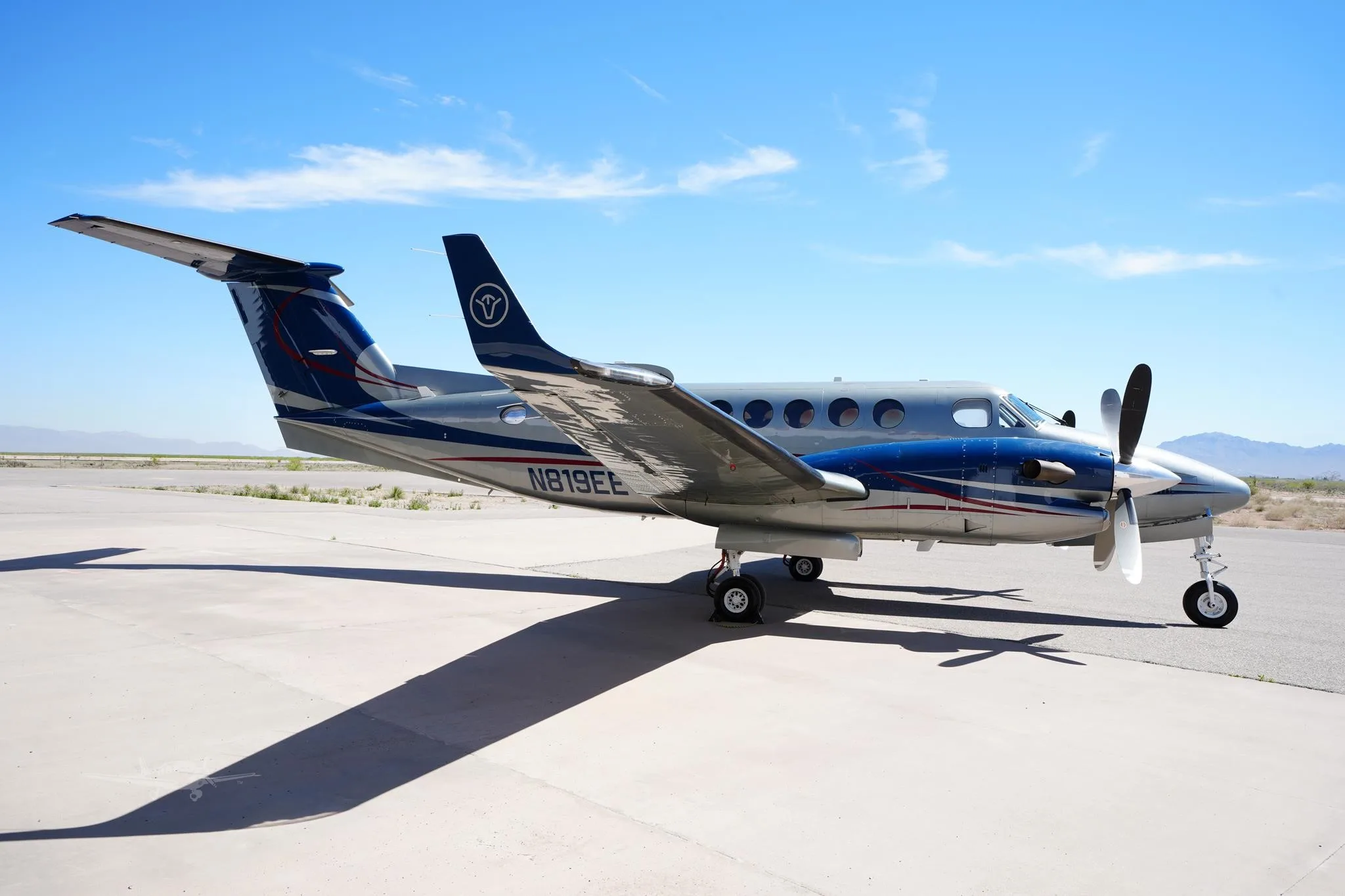 Exterior view of a 1998 BEECHCRAFT KING AIR 350, N819EE.