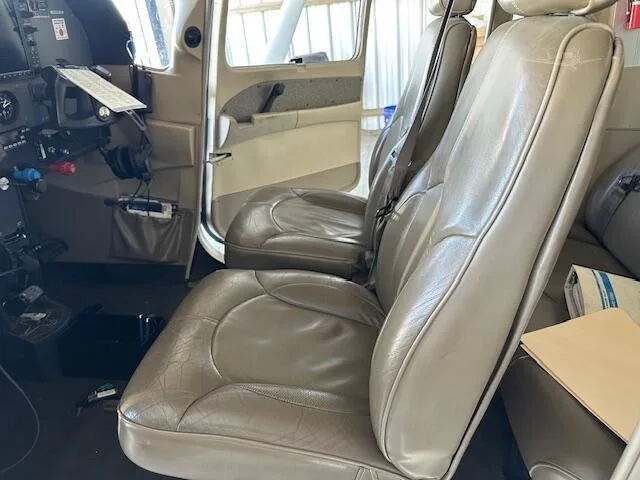 Cabin interior of a 2004 CESSNA TURBO 182T SKYLANE.