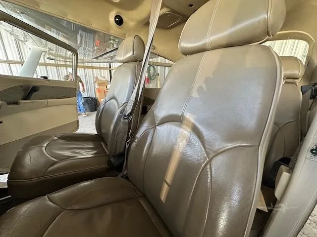 Cabin interior of a 2004 CESSNA TURBO 182T SKYLANE.