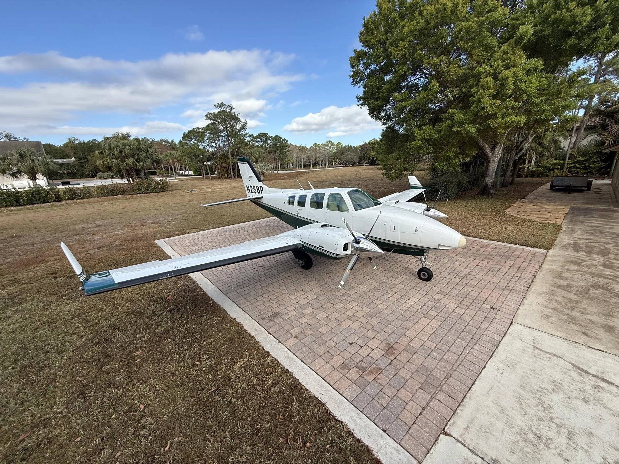Exterior view of a 1980 BEECHCRAFT 58 BARON, N288P.