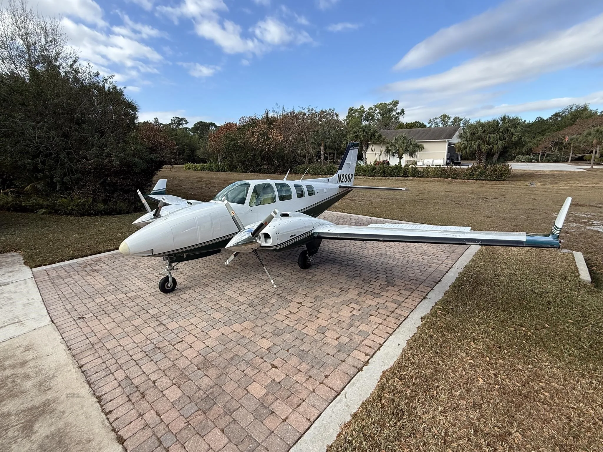 Exterior view of a 1980 BEECHCRAFT 58 BARON, N288P.