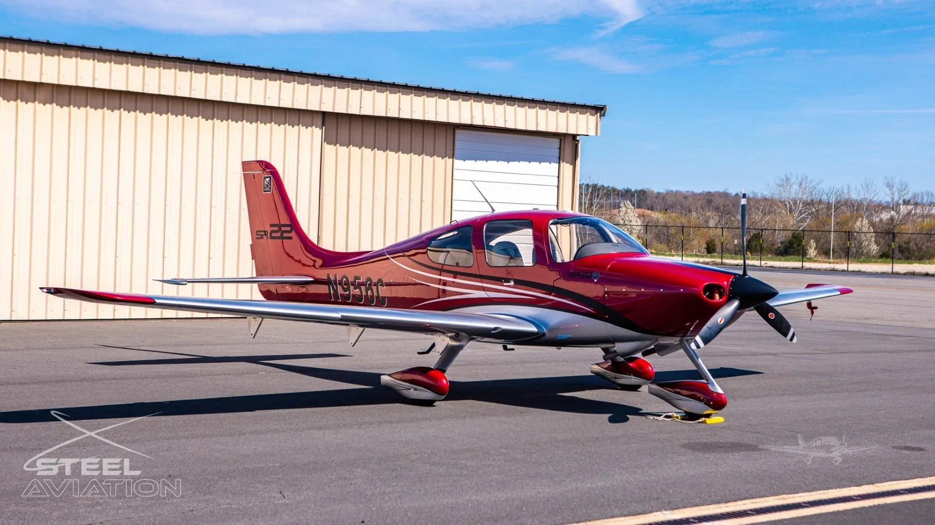 Exterior view of a 2002 CIRRUS SR22, N956C.