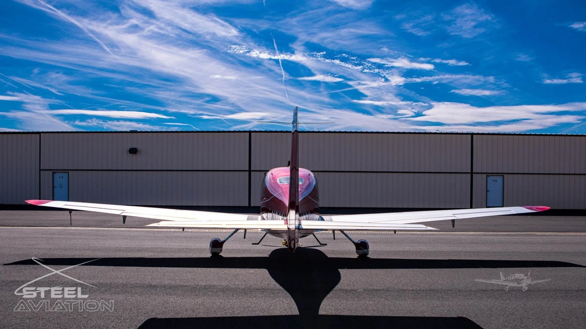 Exterior view of a 2002 CIRRUS SR22, N956C.