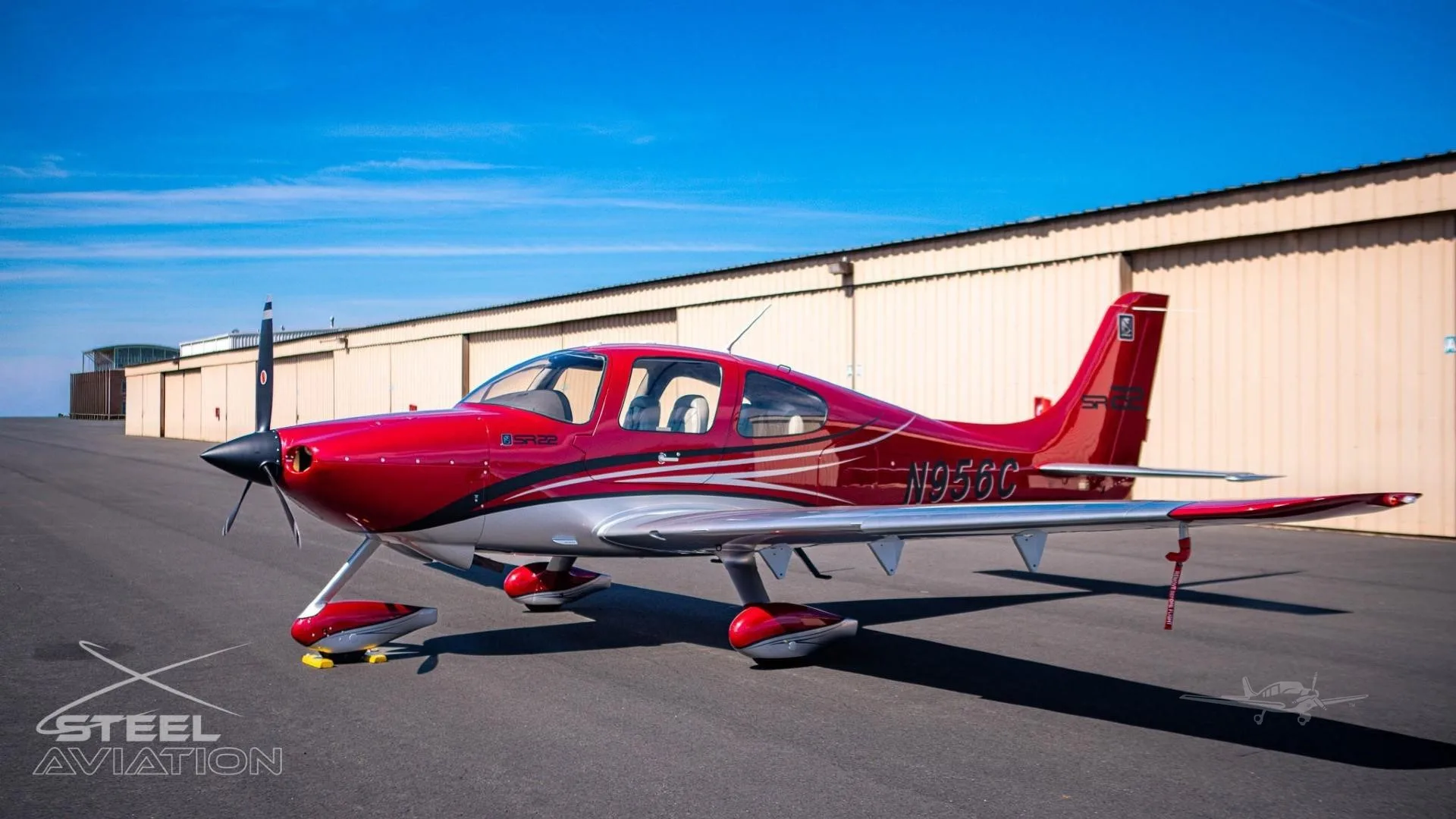 Exterior view of a 2002 CIRRUS SR22, N956C.