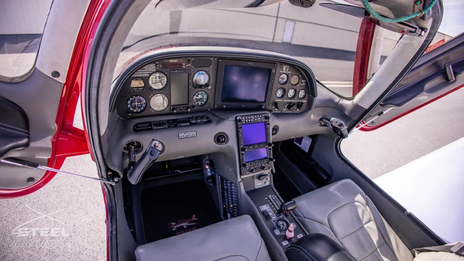Cockpit and instrument panel of a 2002 CIRRUS SR22.