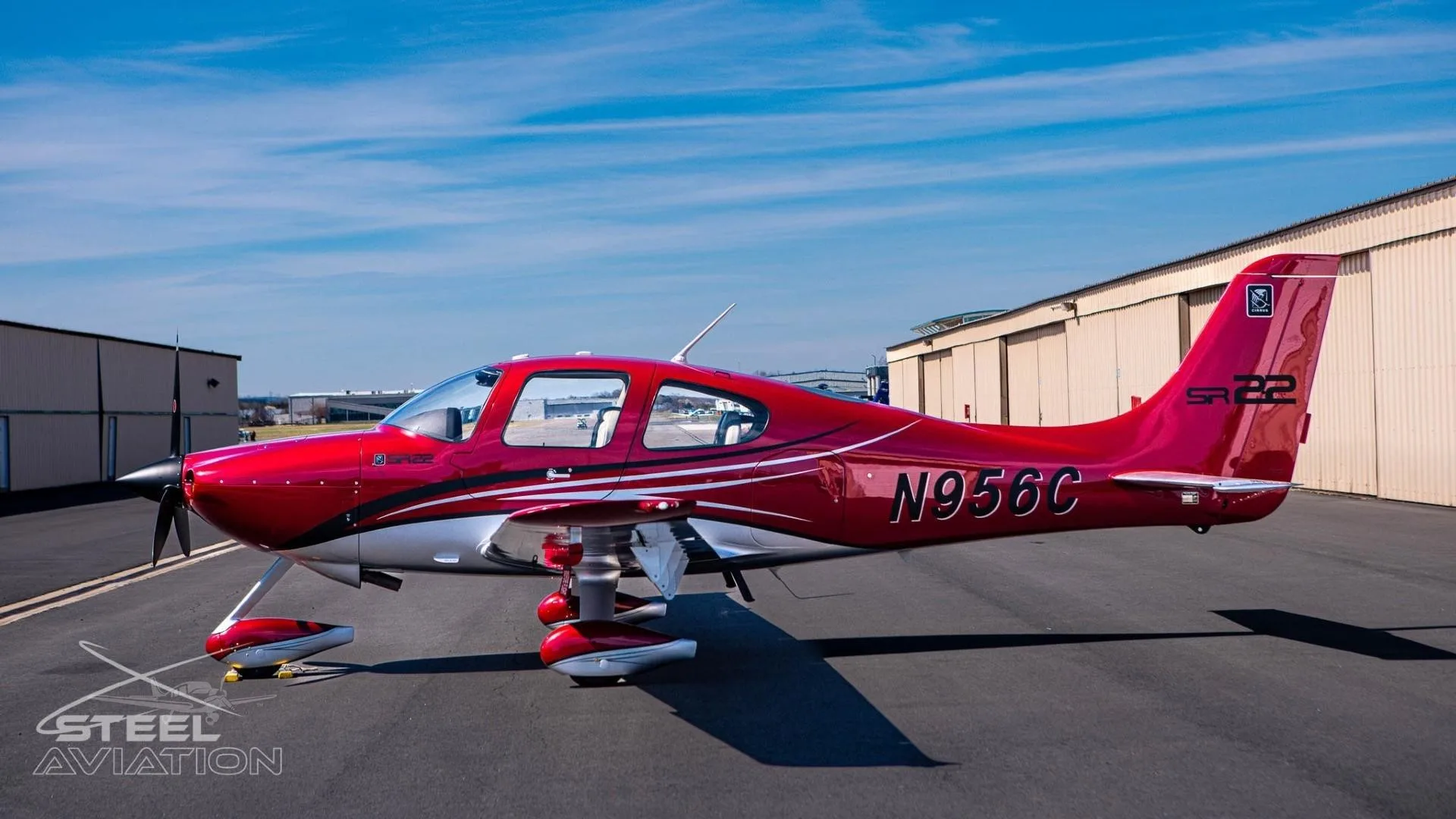 Exterior view of a 2002 CIRRUS SR22, N956C.