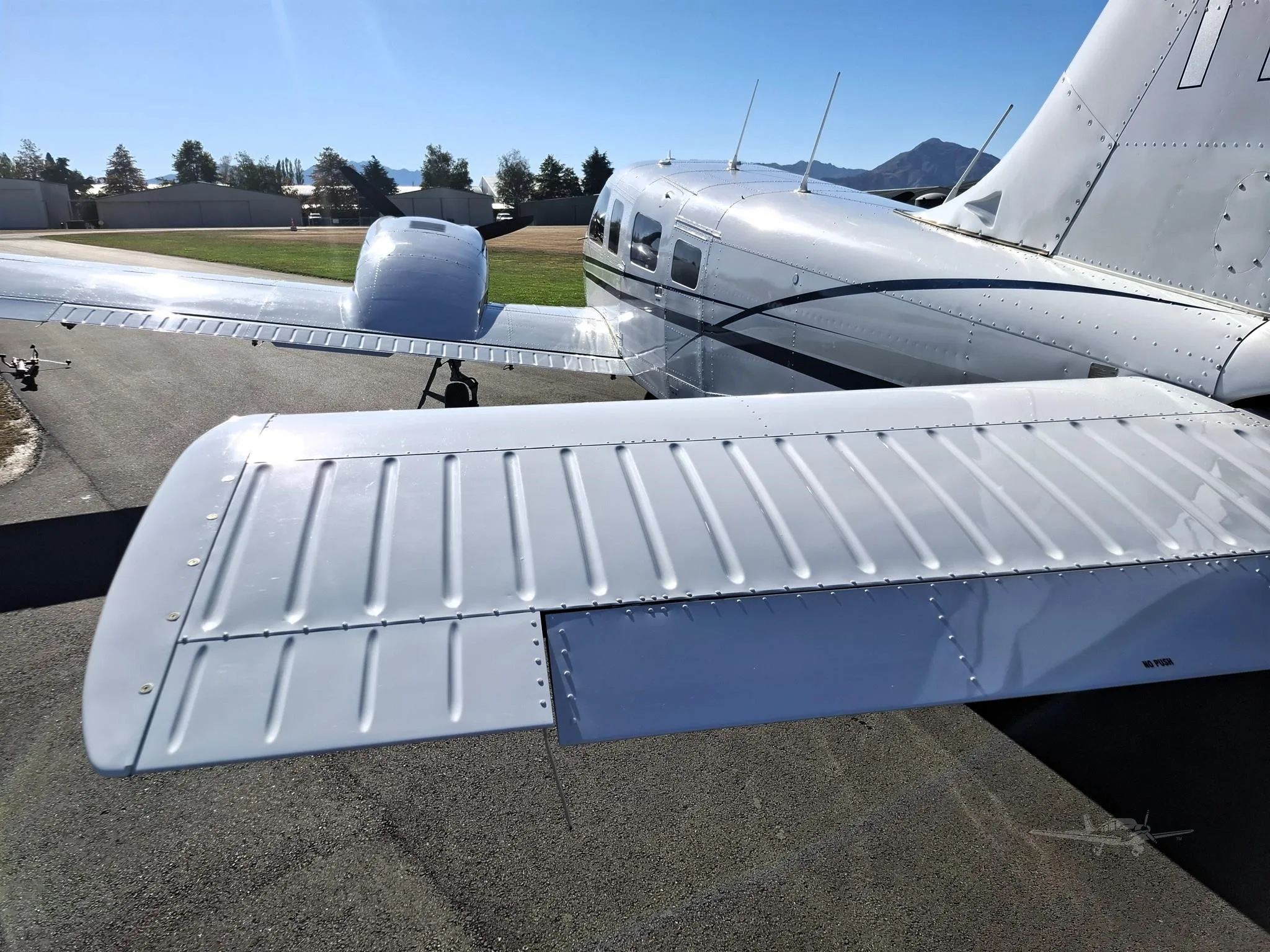 Exterior view of a 1999 PIPER SENECA V, ZK-TZO.