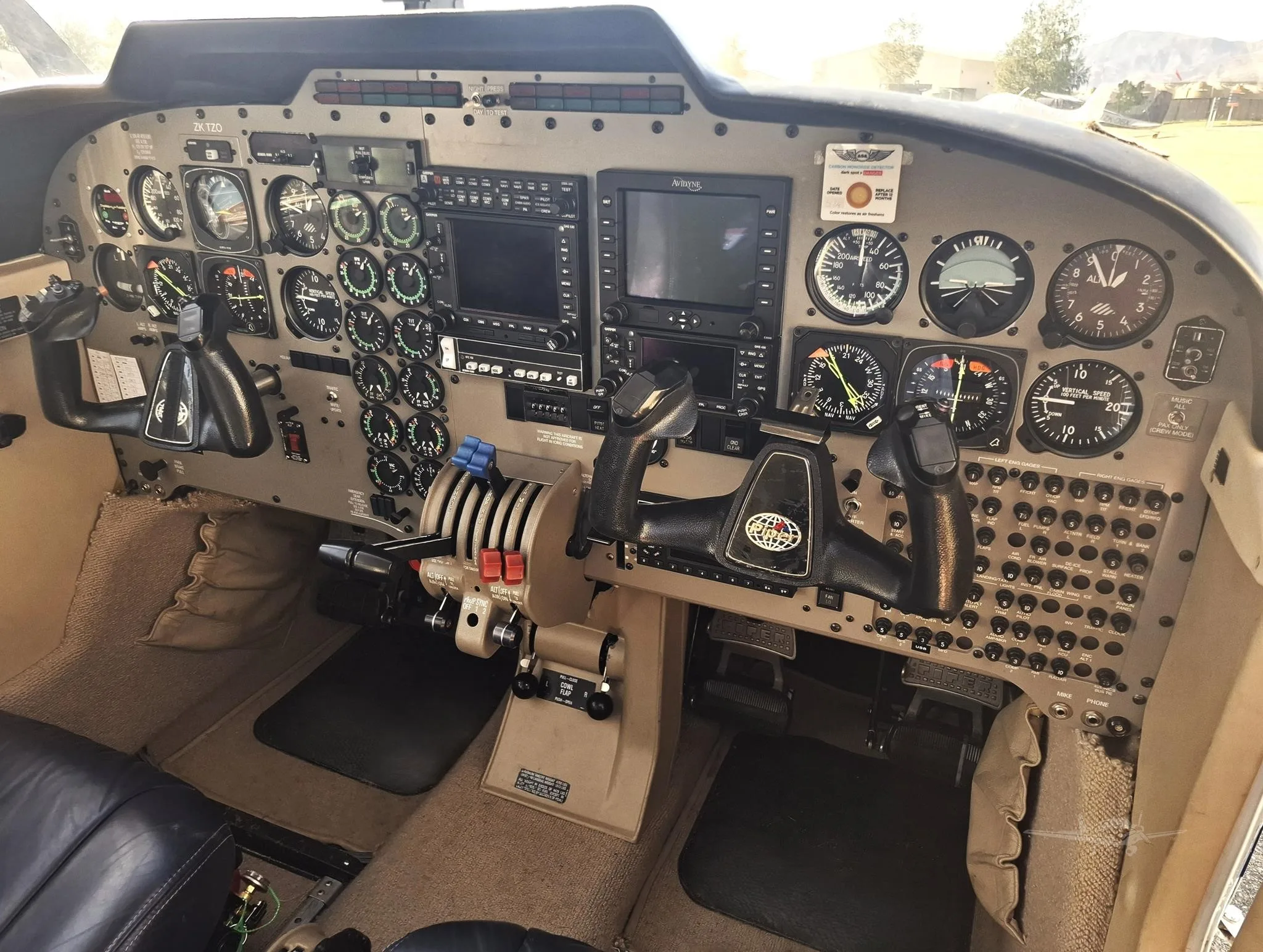 Cockpit and instrument panel of a 1999 PIPER SENECA V.